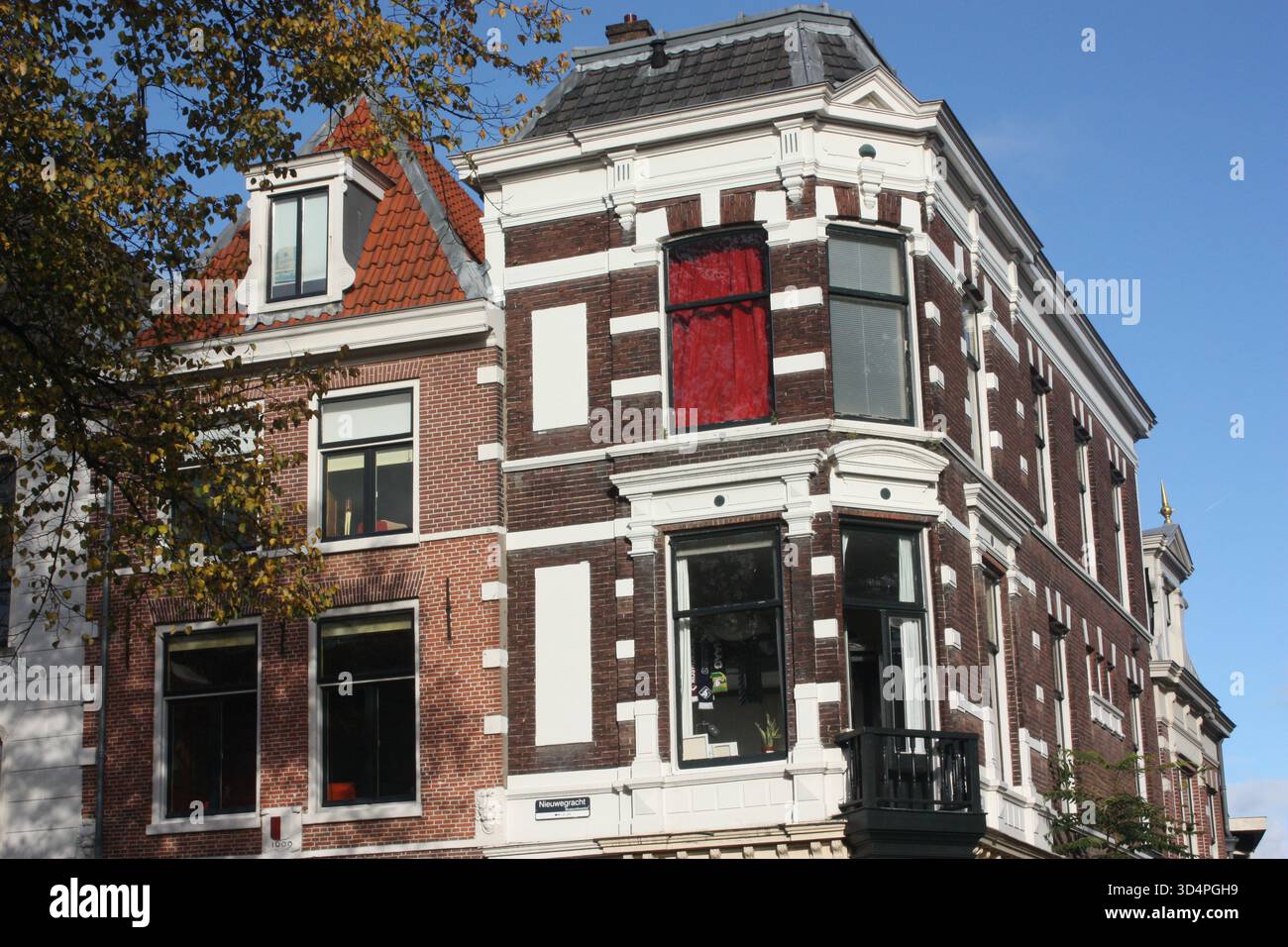 Häuser entlang eines Kanals in Utrecht, Niederlande Stockfoto