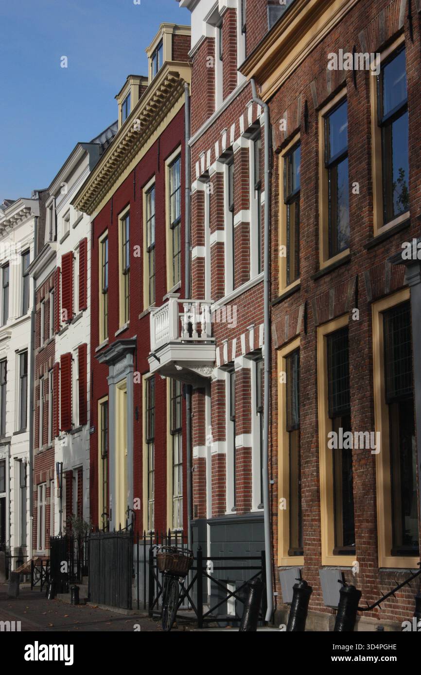 Häuser entlang eines Kanals in Utrecht, Niederlande Stockfoto