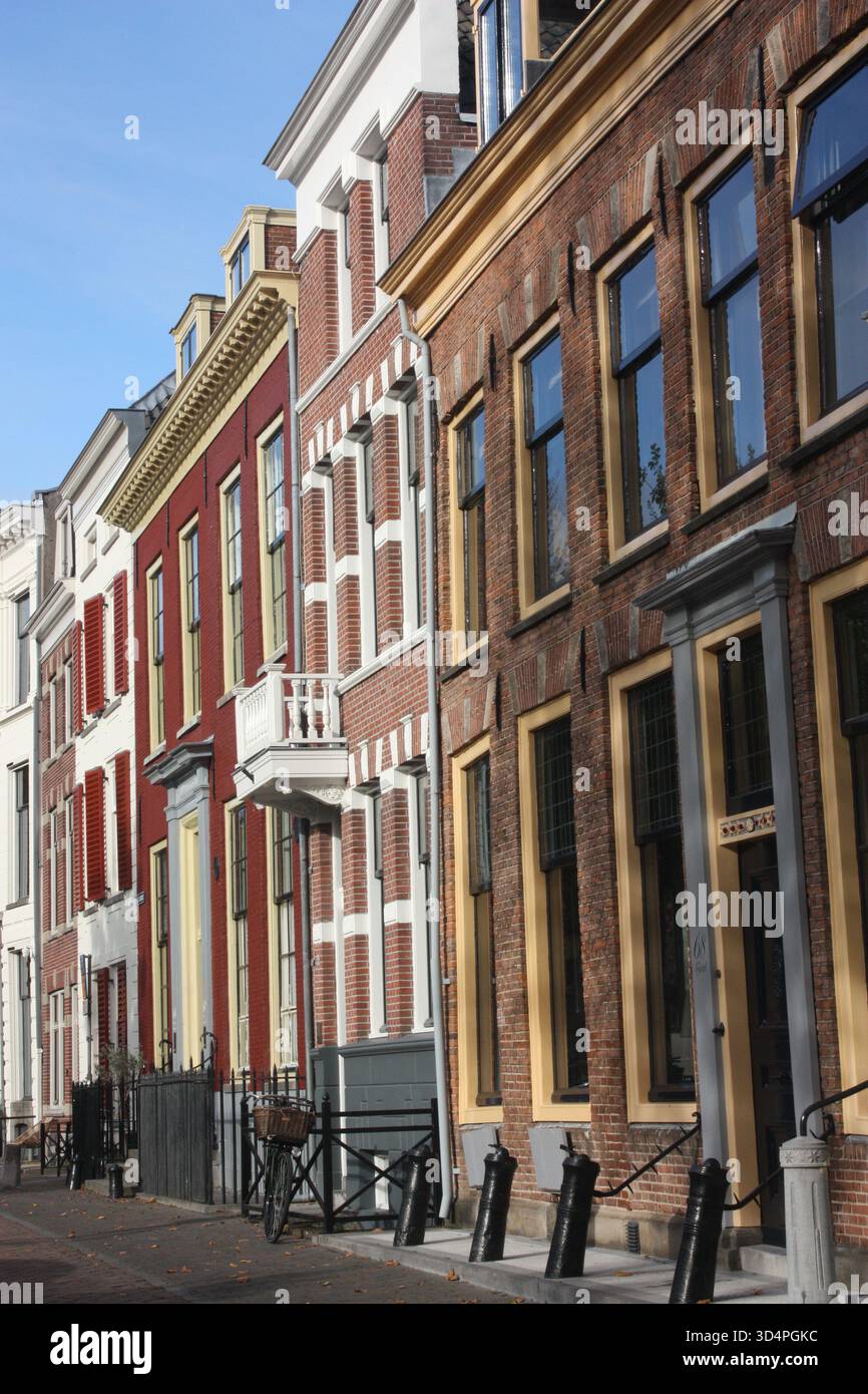 Häuser entlang eines Kanals in Utrecht, Niederlande Stockfoto