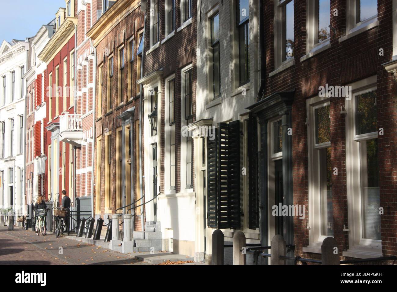 Häuser entlang eines Kanals in Utrecht, Niederlande Stockfoto
