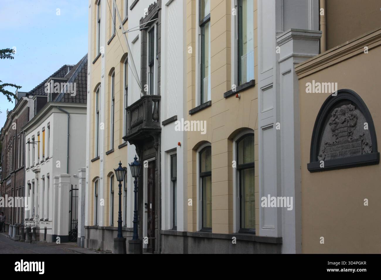 Häuser entlang eines Kanals in Utrecht, Niederlande Stockfoto