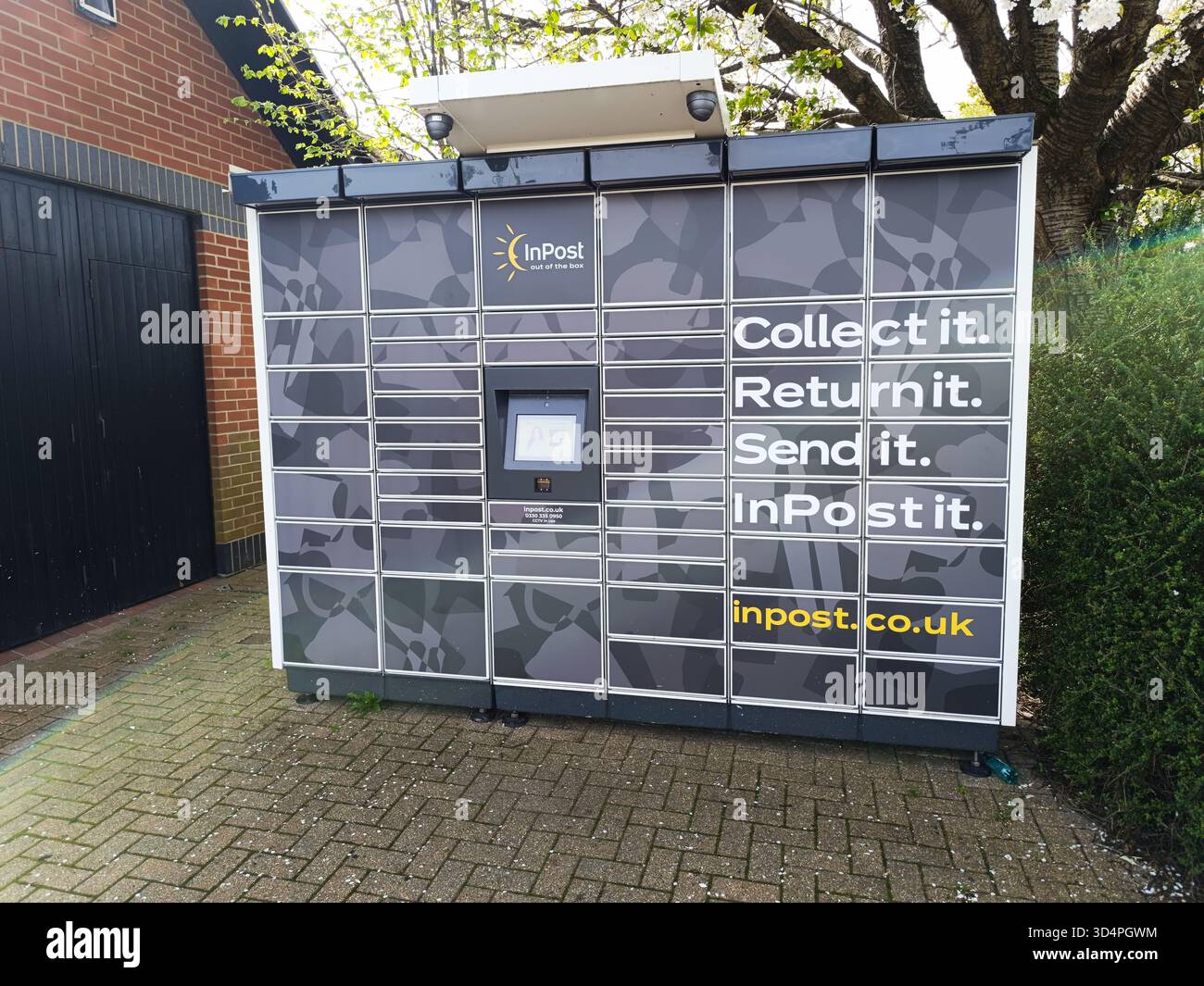 Paketschließfach im Freien für Abholung und Rücksendung per Selbstbedienung. London, UK, 13. April 2024 Stockfoto