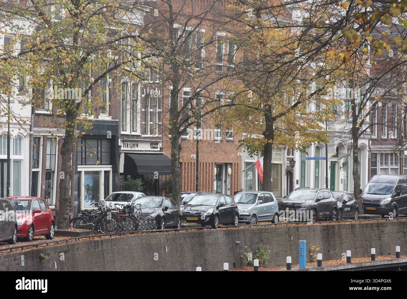 Häuser am Kanal in Gouda, Niederlande Stockfoto