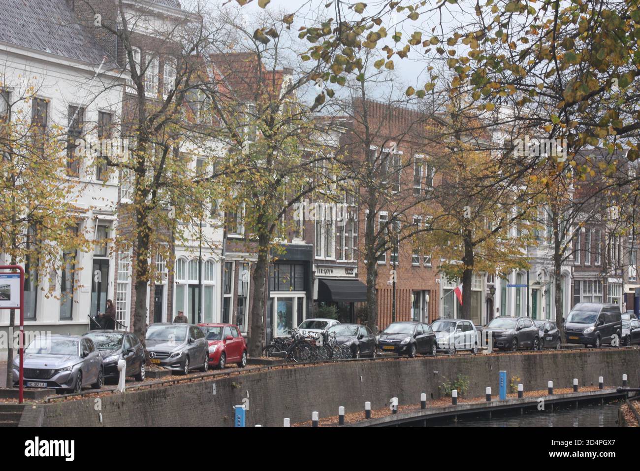Häuser am Kanal in Gouda, Niederlande Stockfoto