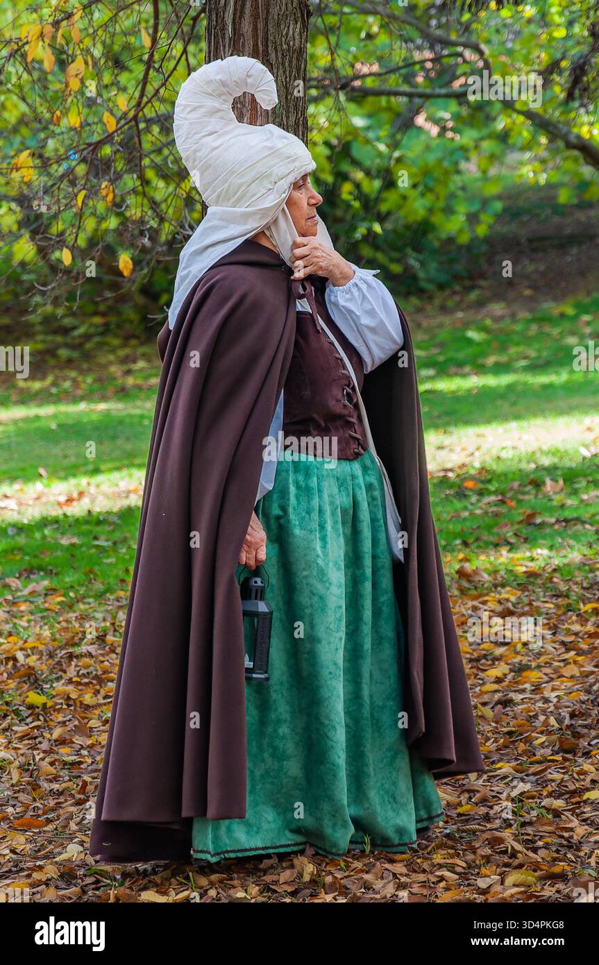Logrono, La Rioja, SPANIEN. November 2025. 15. Jahrestag des Auto de Fe de Logroño, eine Hommage an die Einwohner von Zugarramurdi, die während der Hexenprozesse von 1610 im Wald der Erinnerung im Ebro Park in Logroño verurteilt wurden. Die jährliche Zeremonie zollt den Opfern der größten Hexenjagd der spanischen Inquisition Tribut. (Foto von MARIO MARTIJA). Quelle: Mario Martija/Alamy Live News Stockfoto