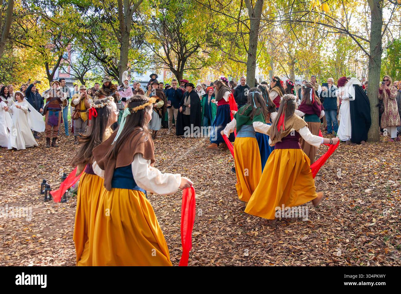 Logrono, La Rioja, SPANIEN. November 2025. 15. Jahrestag des Auto de Fe de Logroño, eine Hommage an die Einwohner von Zugarramurdi, die während der Hexenprozesse von 1610 im Wald der Erinnerung im Ebro Park in Logroño verurteilt wurden. Die jährliche Zeremonie zollt den Opfern der größten Hexenjagd der spanischen Inquisition Tribut. (Foto von MARIO MARTIJA). Quelle: Mario Martija/Alamy Live News Stockfoto