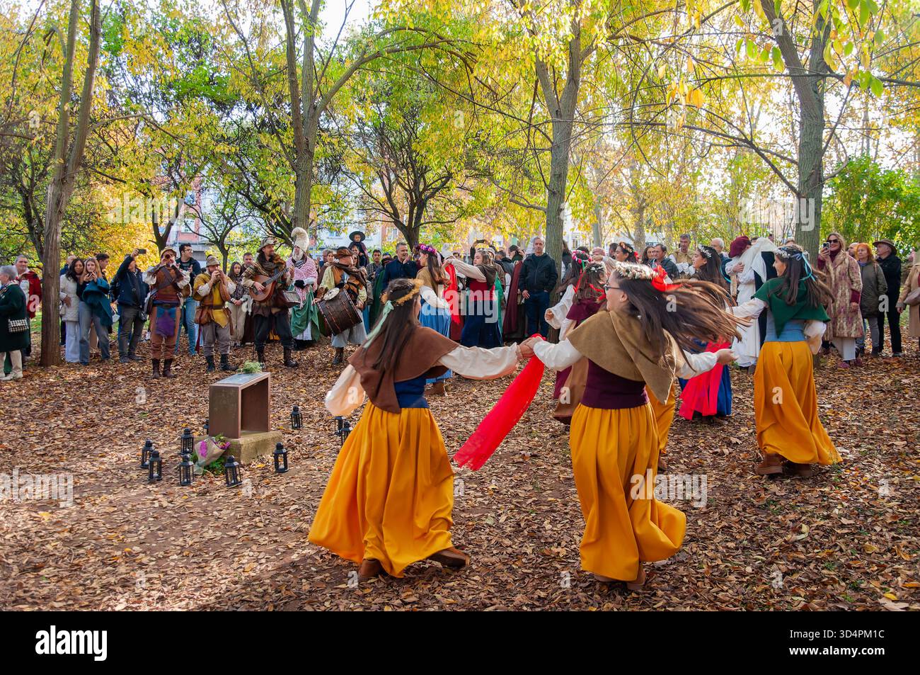Logrono, La Rioja, SPANIEN. November 2025. 15. Jahrestag des Auto de Fe de Logroño, eine Hommage an die Einwohner von Zugarramurdi, die während der Hexenprozesse von 1610 im Wald der Erinnerung im Ebro Park in Logroño verurteilt wurden. Die jährliche Zeremonie zollt den Opfern der größten Hexenjagd der spanischen Inquisition Tribut. (Foto von MARIO MARTIJA). Quelle: Mario Martija/Alamy Live News Stockfoto