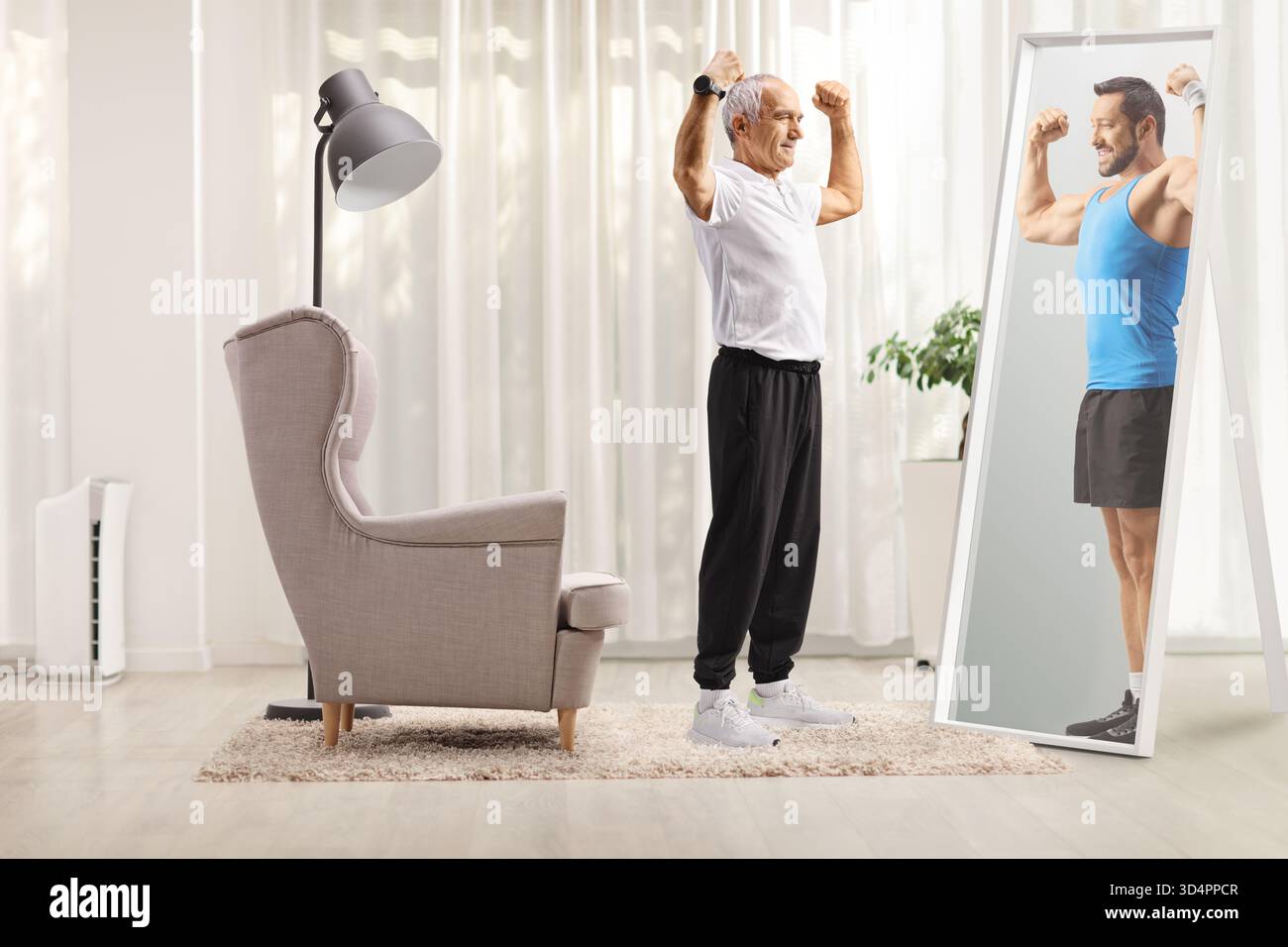 Seniorenmann in Sportbekleidung beugt die Armmuskeln vor dem Spiegel und sieht sich seine jüngere Version an Stockfoto