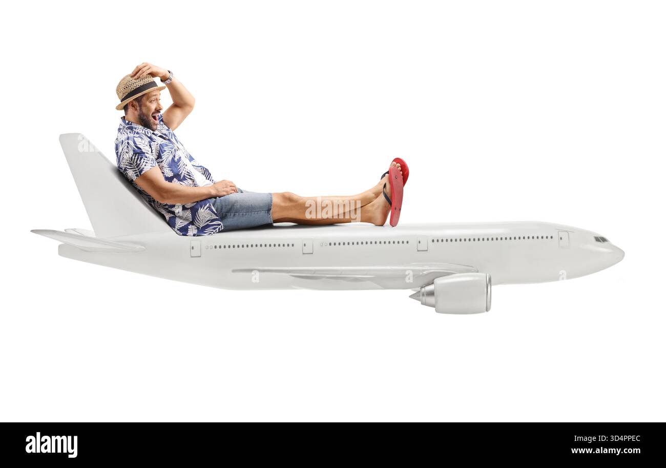 Profilaufnahme eines männlichen Touristen, der auf einem Flugzeug sitzt, isoliert auf weißem Hintergrund Stockfoto