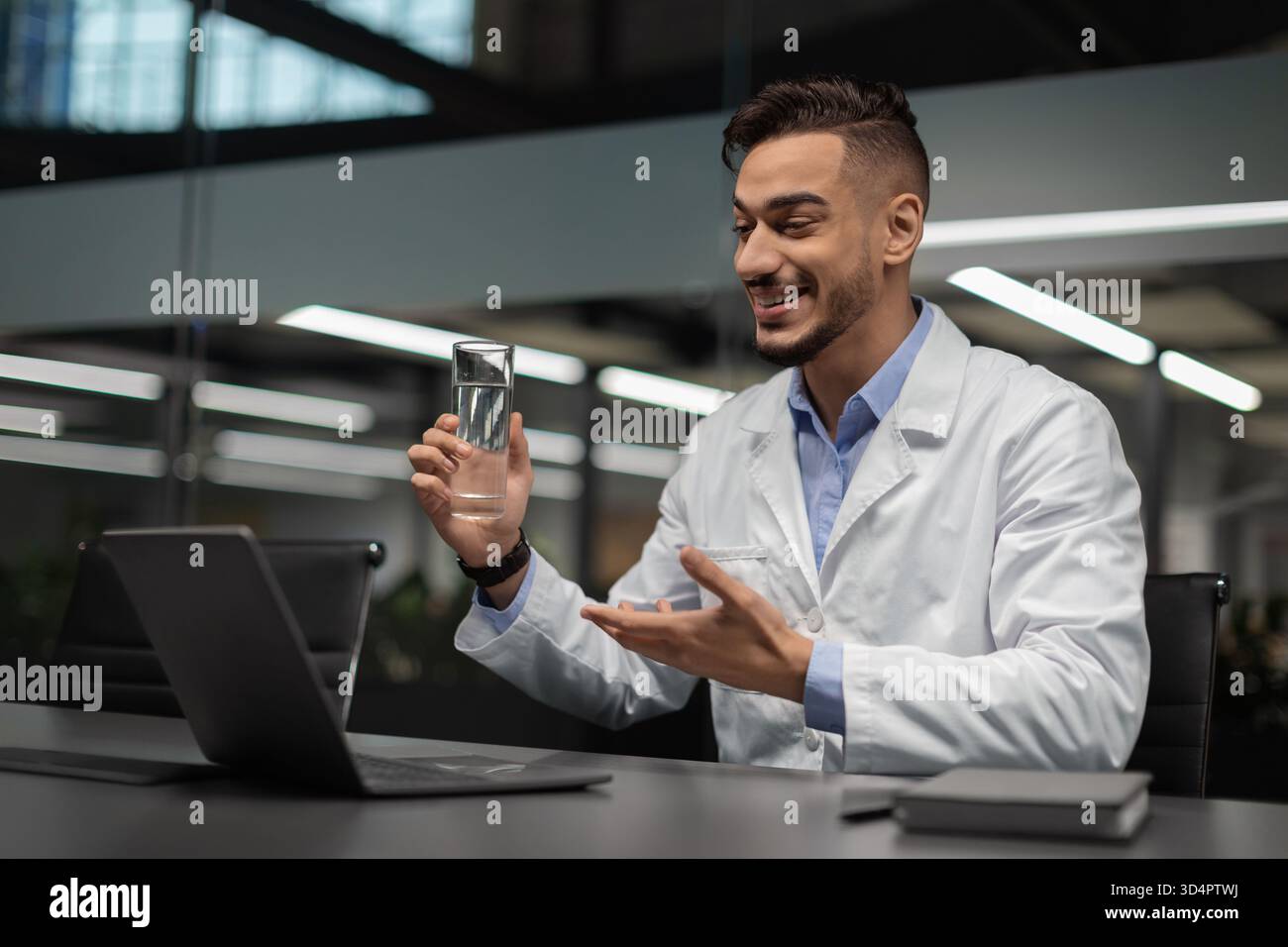 Nachwuchswissenschaftler engagiert sich im Videochat und präsentiert Forschungsergebnisse im Labor Stockfoto