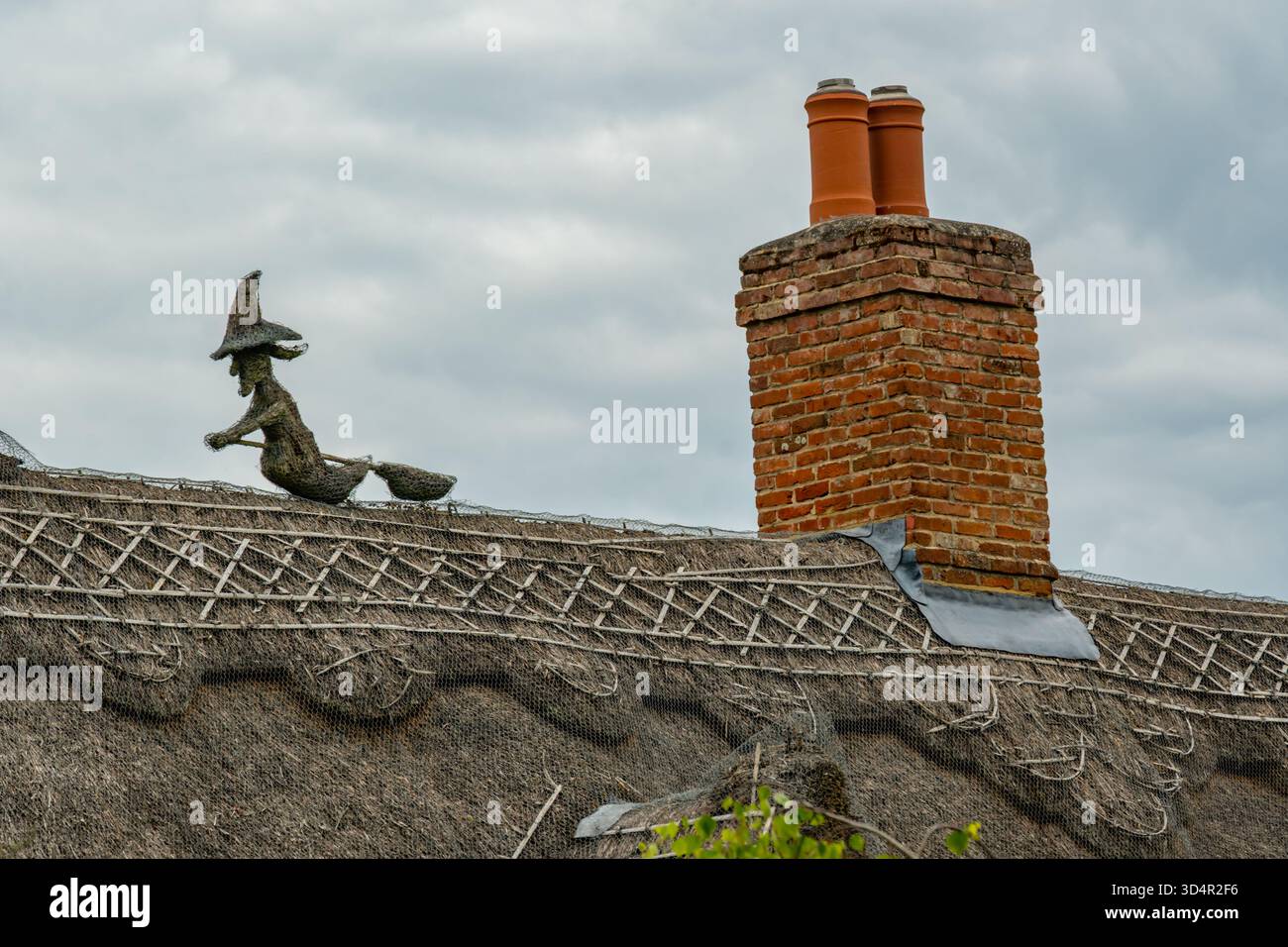 Strohdachfigur einer Hexe auf dem Haus in der Nähe von Thaxted Stockfoto