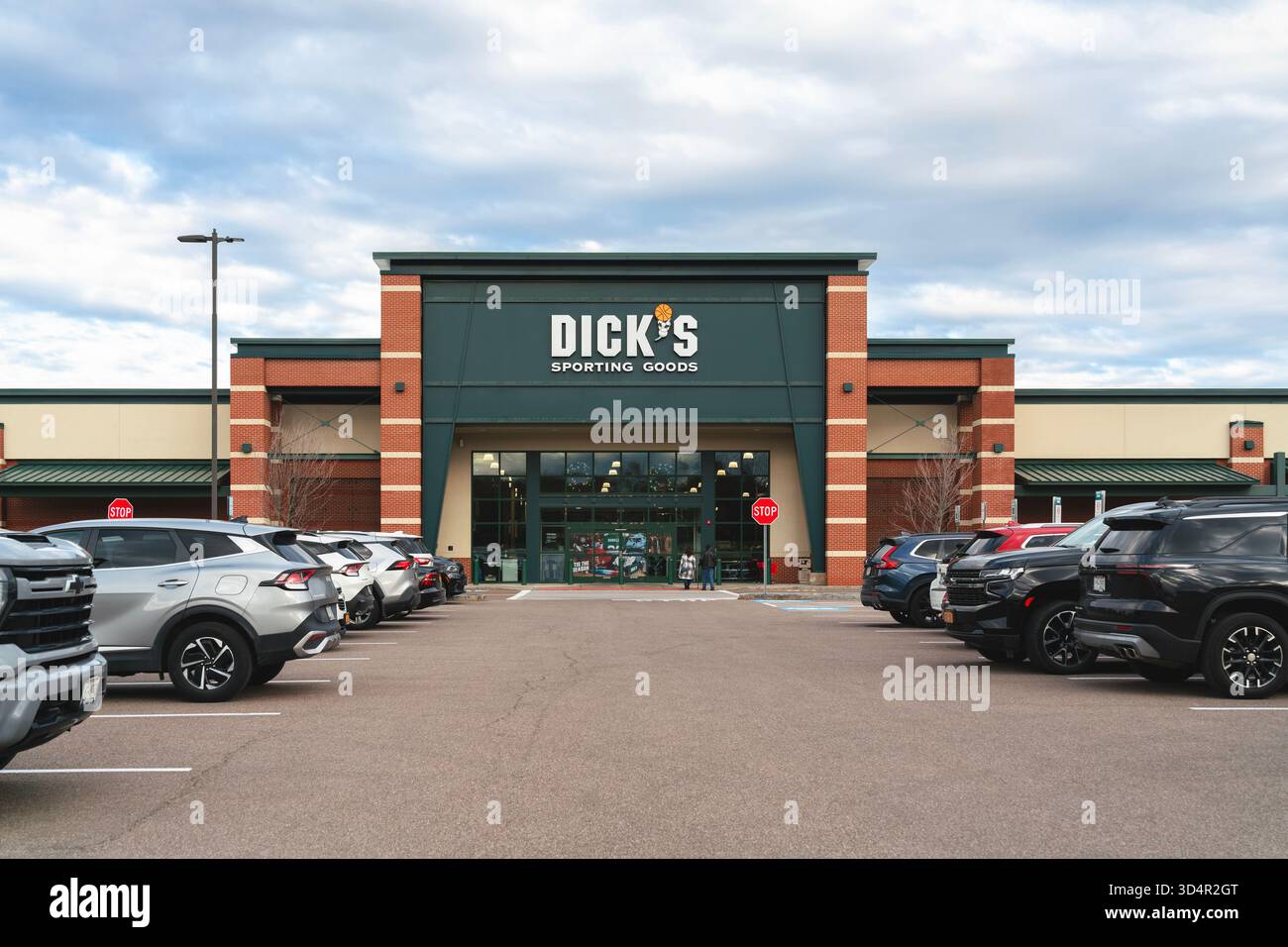 DeWitt, NY – 8. November 2025: DICK’s Sporting Goods ist ein nationaler Einzelhändler, der Sportausrüstung, Bekleidung und Dienstleistungen in Verkaufsräumen an mehr als 700 US-amerikanischen Standorten anbietet Stockfoto