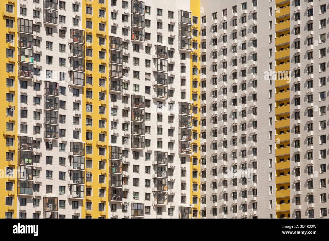 Modernes mehrstöckiges Wohngebäude mit einer scharfen Eckfassade bei Tageslicht. Stockfoto