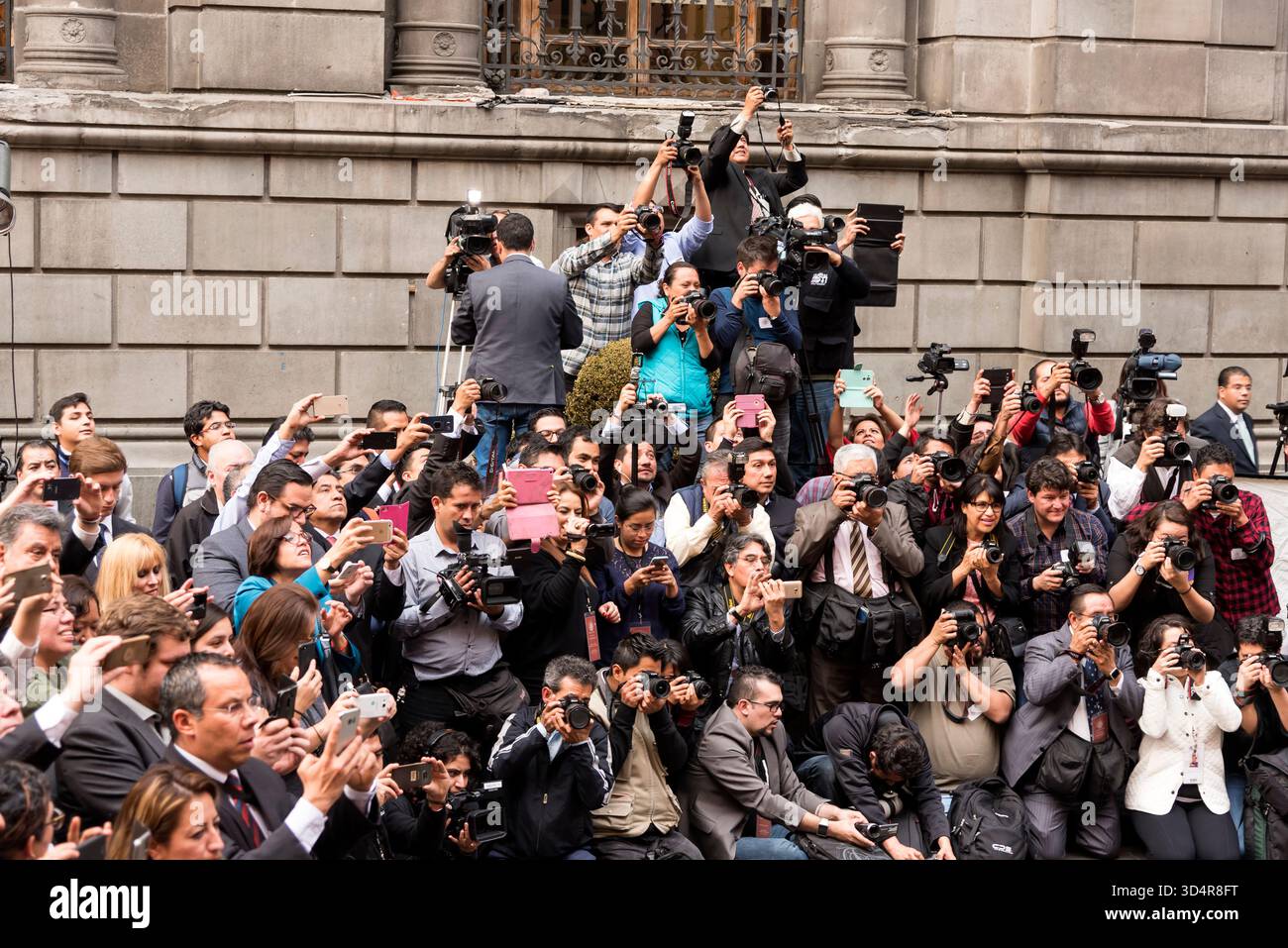 Eine Menge Fotografen bei einer politischen Veranstaltung. Stockfoto
