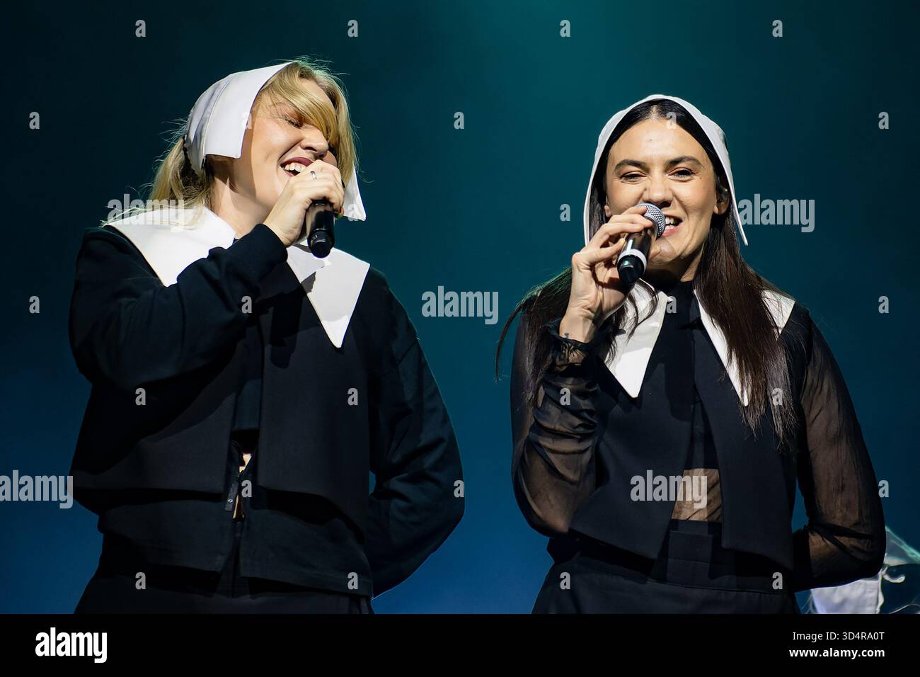 LONDON, ENGLAND: Self Esteem (Rebecca Lucy Taylor) tritt am zweiten Abend ihrer ausverkauften Tour auf der Bühne der Brixton Academy auf. Mit: Rebecca Lucy Taylor, Nadine Shah Wo: London, Großbritannien Wann: 10 Okt 2025 Credit: Neil Lupin/WENN Stockfoto