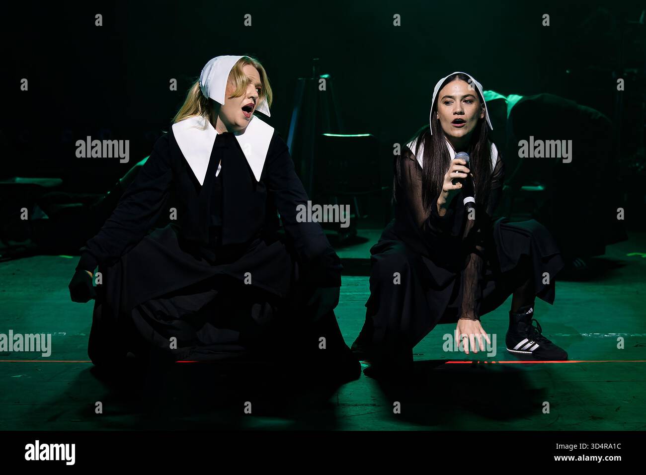 LONDON, ENGLAND: Self Esteem (Rebecca Lucy Taylor) tritt am zweiten Abend ihrer ausverkauften Tour auf der Bühne der Brixton Academy auf. Mit: Rebecca Lucy Taylor, Nadine Shah Wo: London, Großbritannien Wann: 10 Okt 2025 Credit: Neil Lupin/WENN Stockfoto