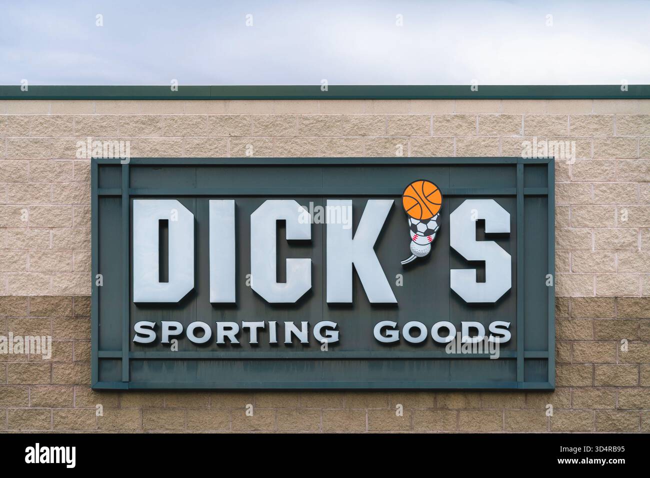 DeWitt, NY – 8. November 2025: DICK’s Sporting Goods ist ein nationaler Einzelhändler, der Sportausrüstung, Bekleidung und Dienstleistungen in Verkaufsräumen an mehr als 700 US-amerikanischen Standorten anbietet Stockfoto