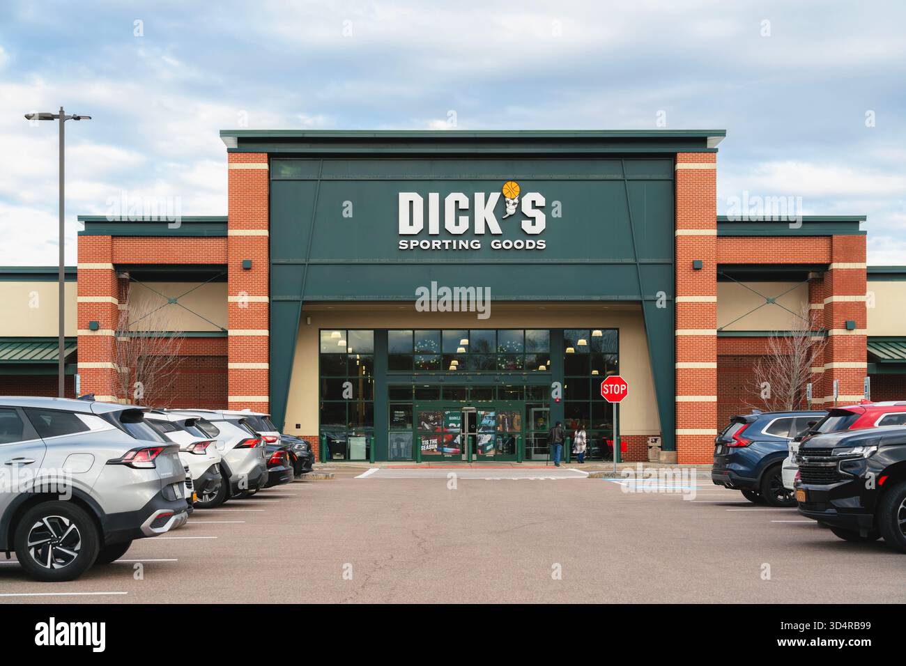 DeWitt, NY – 8. November 2025: DICK’s Sporting Goods ist ein nationaler Einzelhändler, der Sportausrüstung, Bekleidung und Dienstleistungen in Verkaufsräumen an mehr als 700 US-amerikanischen Standorten anbietet Stockfoto