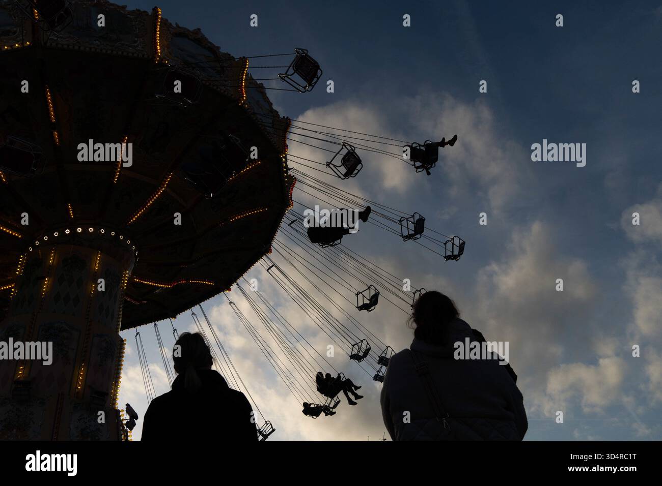 Hochheim, Hessen, Deutschland. November 2025. Besucher fahren auf einer Schaukel auf dem Hochheimer Markt in Hochheim, Deutschland. Die traditionelle Herbstmesse findet seit über 500 Jahren statt. (Kreditbild: © Matias Basualdo/ZUMA Press Wire) NUR REDAKTIONELLE VERWENDUNG! Nicht für kommerzielle ZWECKE! Stockfoto
