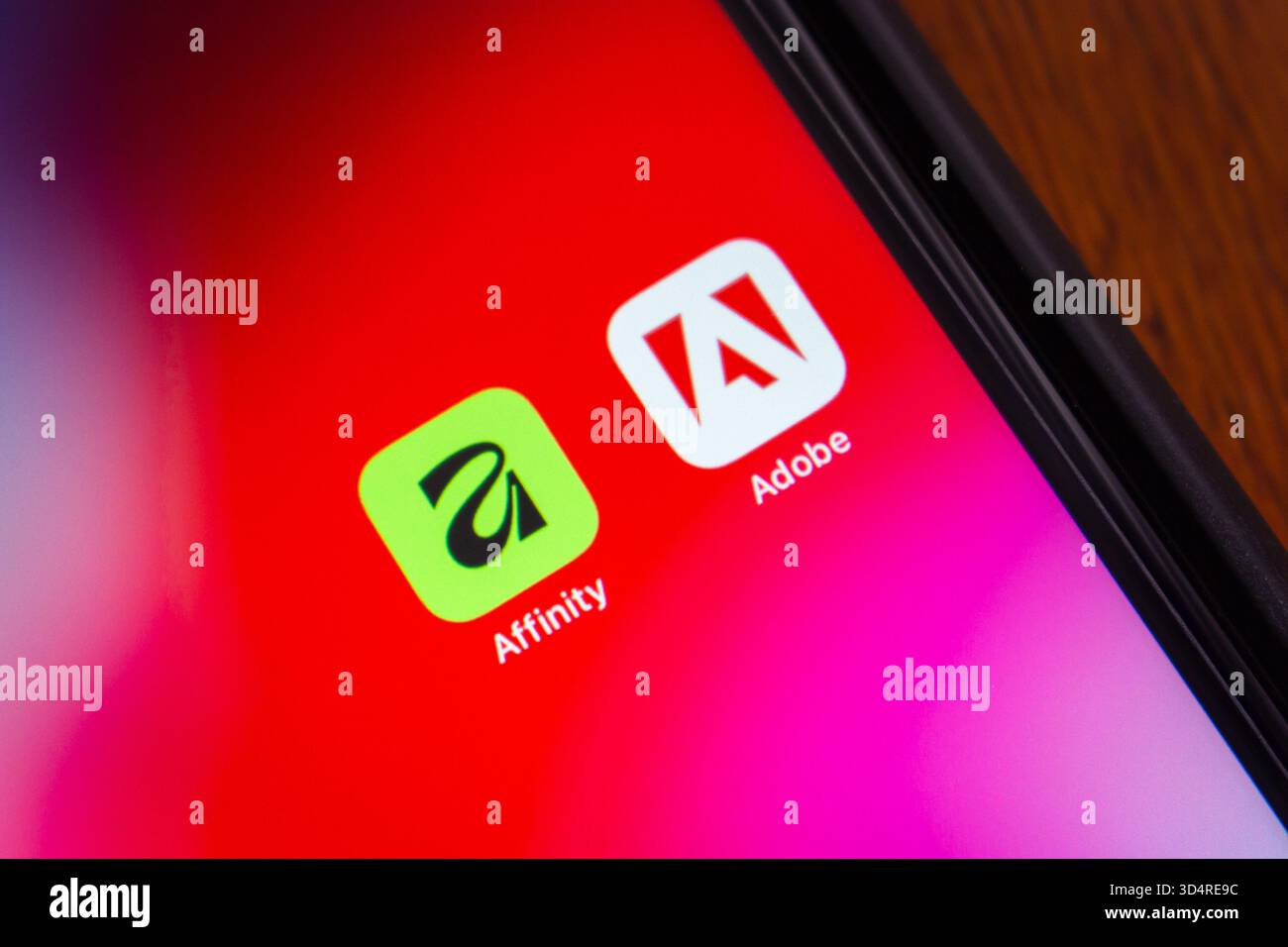 Quito, ECUADOR - 11. November 2025 : Affinity und Adobe Icons werden auf einem iPhone gesehen. Stockfoto