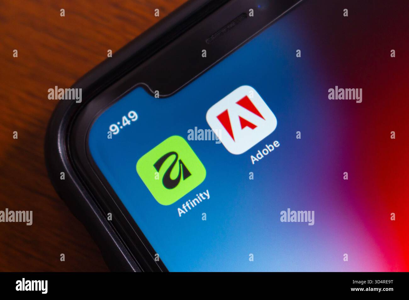 Quito, ECUADOR - 11. November 2025 : Smartphone-Bildschirm mit Affinity- und Adobe-Symbolen auf einem Startbildschirm, symbolisiert den Wettbewerb mit Designwerkzeugen. Stockfoto