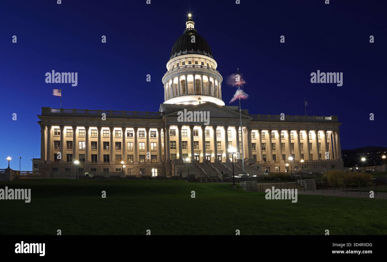 State Capitol beleuchtet in der Abenddämmerung mit grünem Gras im Vordergrund Stockfoto