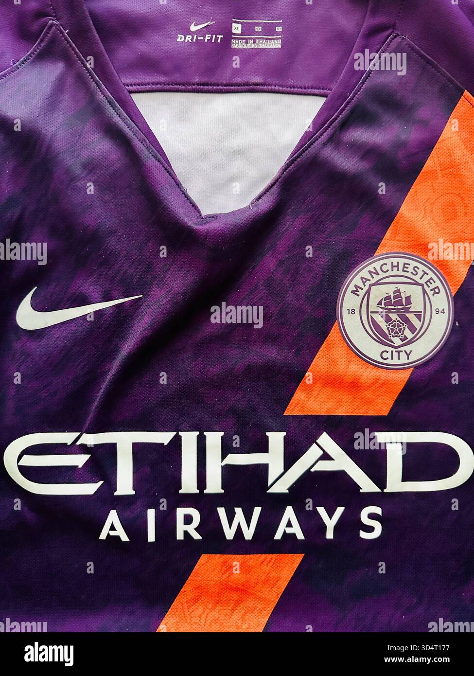 Manchester City Fußballtrikot - Smartphone-aufgenommenes Stockfoto