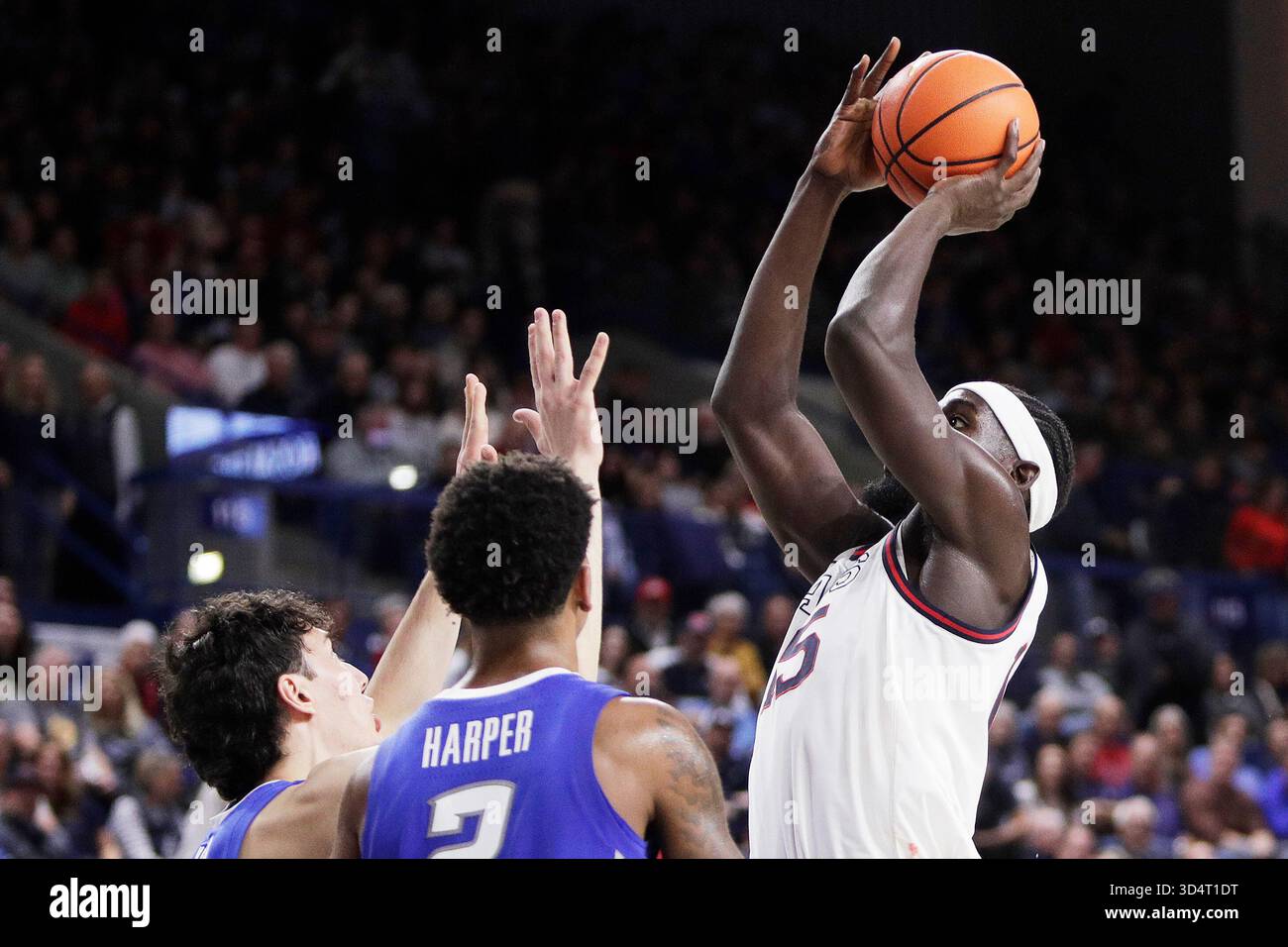 Gonzaga forward Graham Ike, right, shoots while pressured by Creighton forward Kerem Konan, left, during the second half of an NCAA college basketball game, Tuesday, Nov. 11, 2025, in Spokane, Wash. (AP Photo/Young Kwak) Stockfoto
