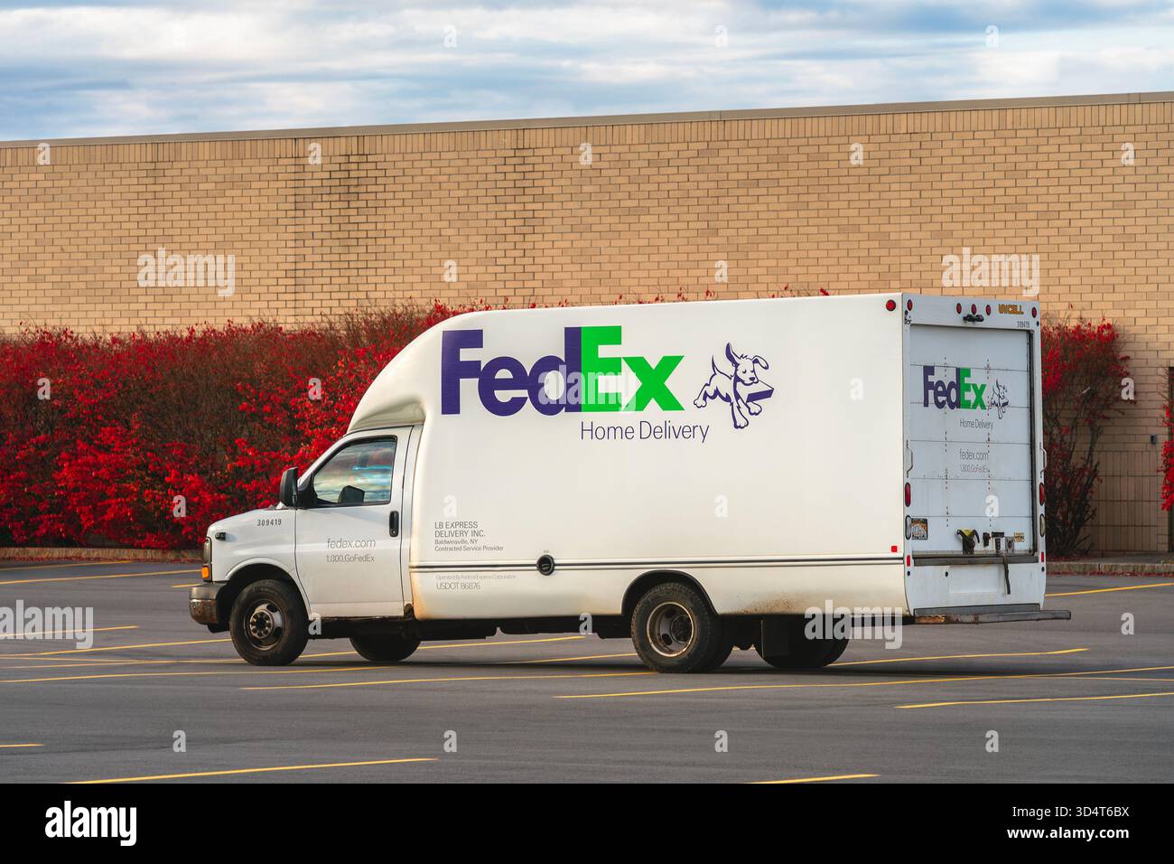 DeWitt, NY – 8. November 2025: FedEx Home Delivery Truck parkte auf einem Gewerbegelände und präsentierte die Logistikinfrastruktur der Marke und die Liefermöglichkeit der letzten Meile Stockfoto