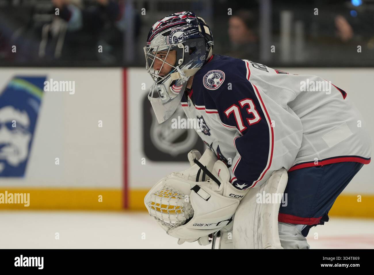 Seattle, Usa. November 2025. Columbus Blue Jackets Torhüter Jet Greaves (73) beobachtet den Puck während der dritten Phase des NHL-Spiels gegen Seattle Kraken in der Climate Pledge Arena in Seattle, Washington am 11. November 2025. (Foto Nate Koppelman/SIPA USA) Credit: SIPA USA/Alamy Live News Stockfoto