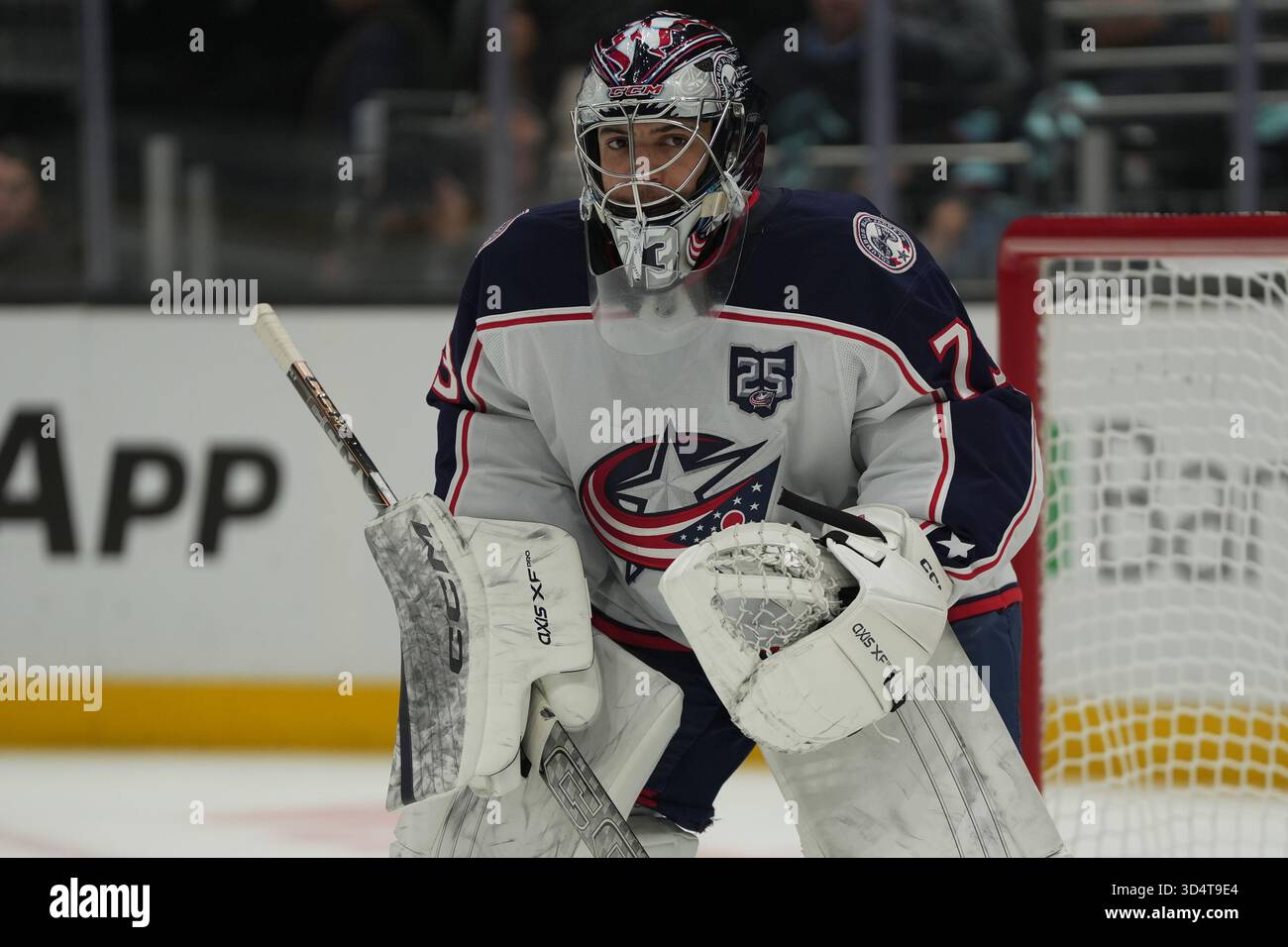 Seattle, Usa. November 2025. Der Torhüter Jet Greaves (73) von Columbus Blue Jackets sieht am 11. November 2025 in der Climate Pledge Arena in Seattle, Washington, in der dritten Phase des NHL-Spiels gegen Seattle Kraken an. (Foto Nate Koppelman/SIPA USA) Credit: SIPA USA/Alamy Live News Stockfoto