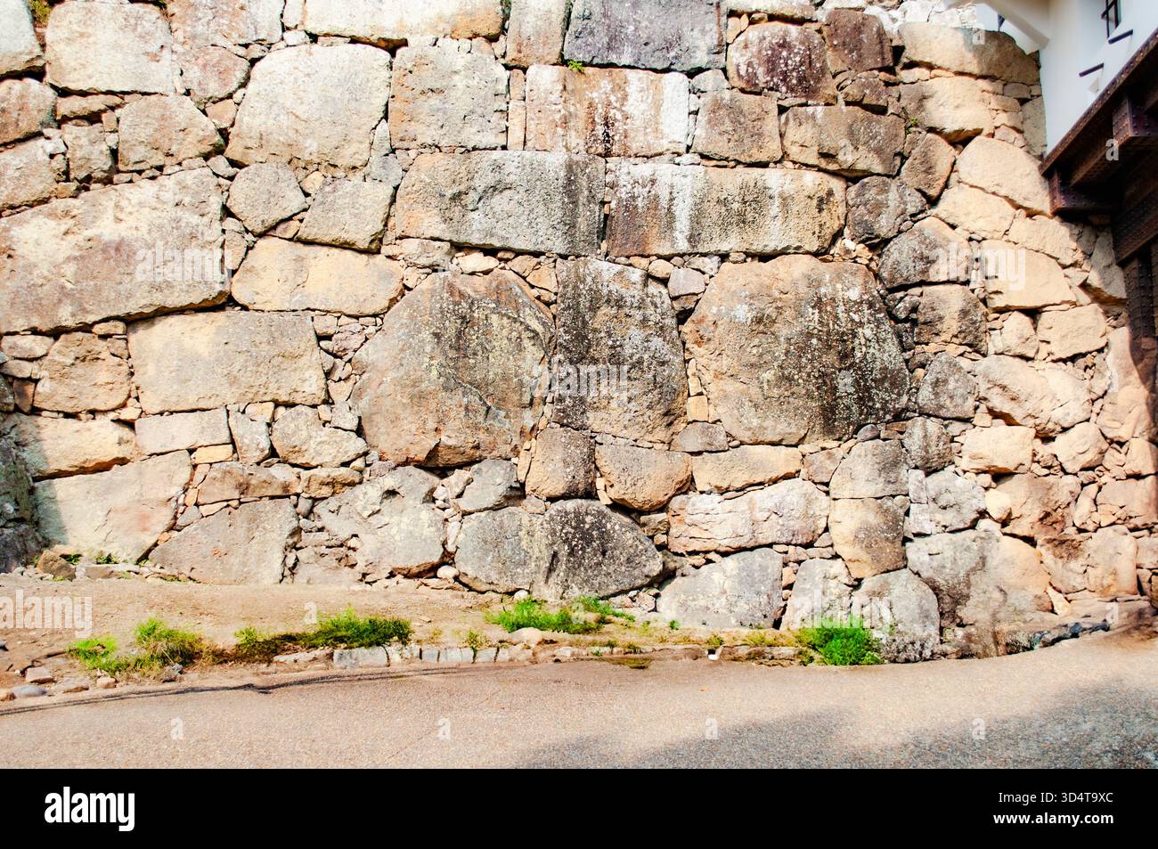 Nahaufnahme historischer Steinmauern auf dem Gelände des Himeji Castle. Stockfoto