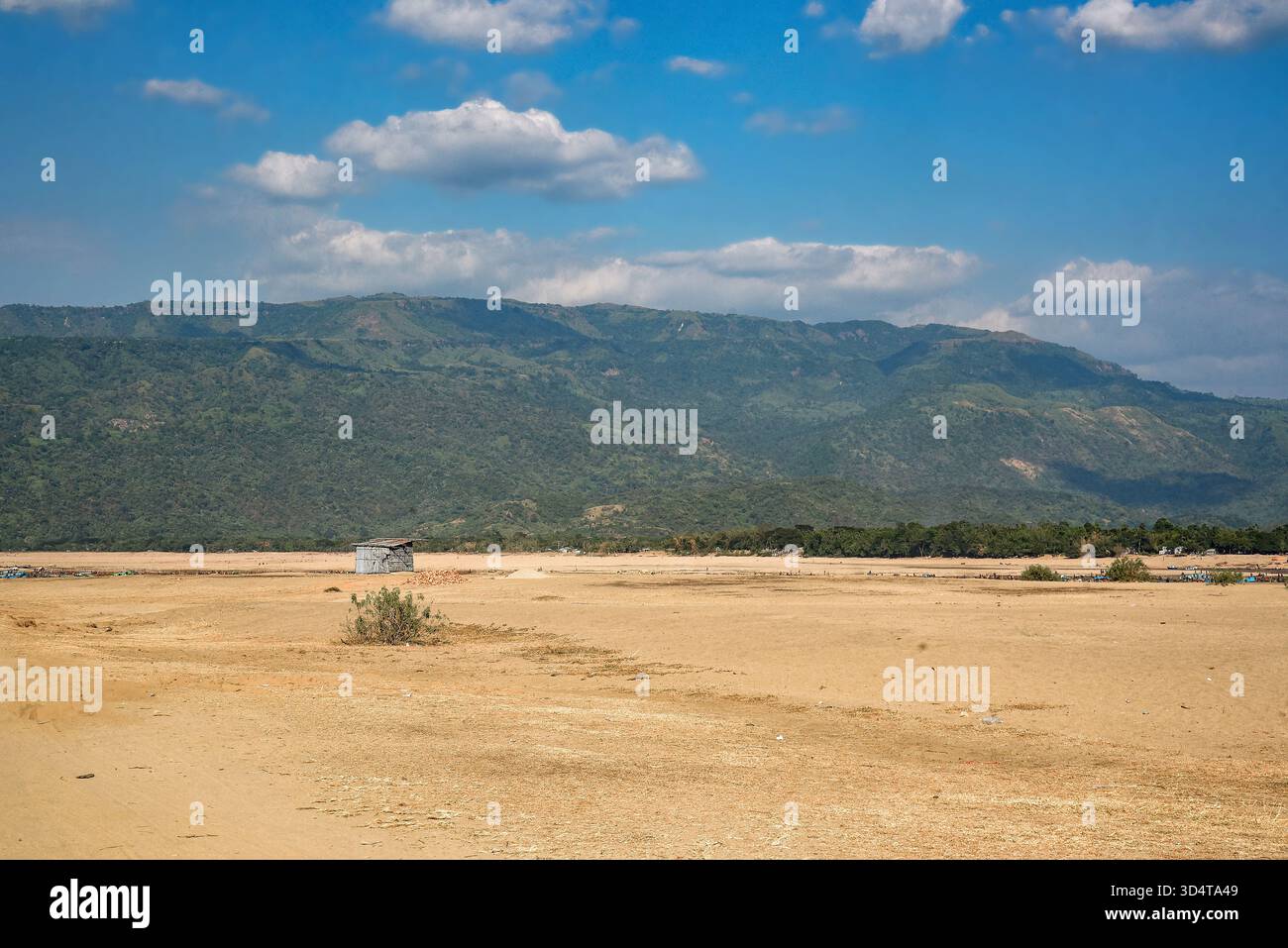 Sandebene mit fernen Bergen unter einem klaren blauen Himmel Stockfoto