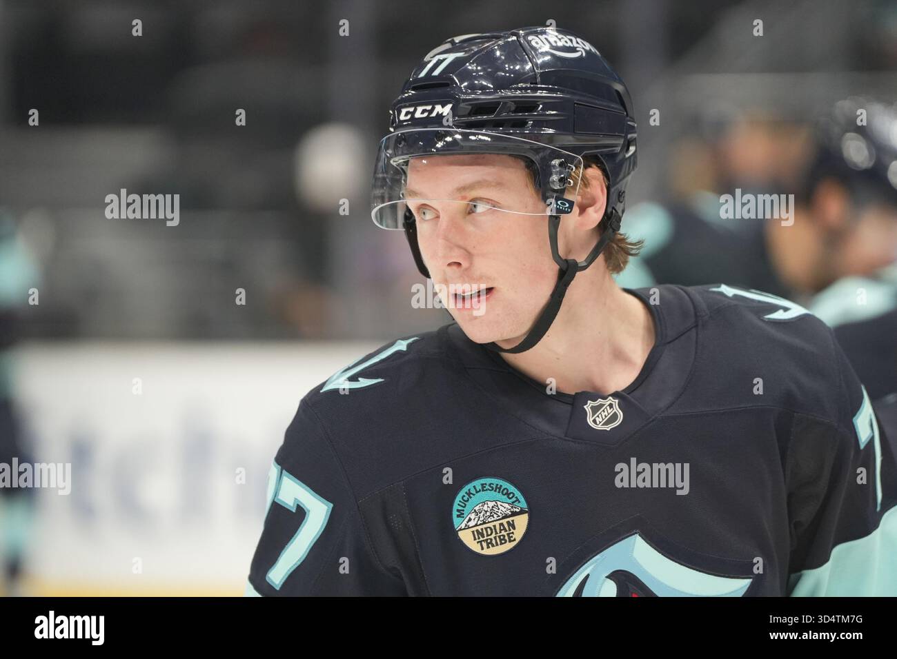 Seattle, Usa. November 2025. Berkly Catton (77), das Zentrum von Seattle Kraken, wartet vor dem Spiel der NHL gegen Columbus Blue Jackets in der Climate Pledge Arena in Seattle, Washington am 11. November 2025 auf. (Foto Nate Koppelman/SIPA USA) Credit: SIPA USA/Alamy Live News Stockfoto