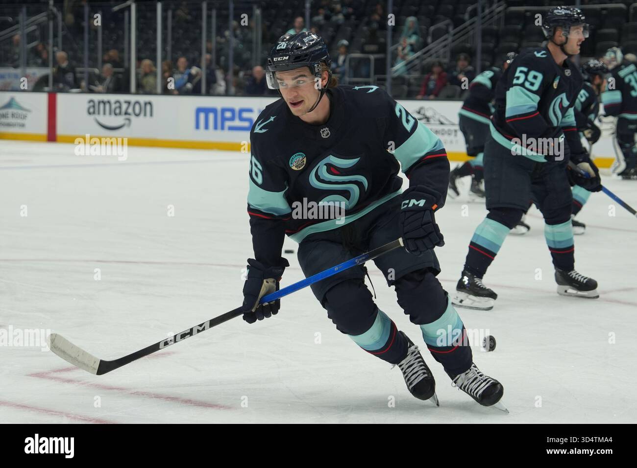Seattle, Usa. November 2025. Ryan Winterton (26) wärmt sich vor dem NHL-Spiel gegen Columbus Blue Jackets in der Climate Pledge Arena in Seattle, Washington am 11. November 2025 auf. (Foto Nate Koppelman/SIPA USA) Credit: SIPA USA/Alamy Live News Stockfoto