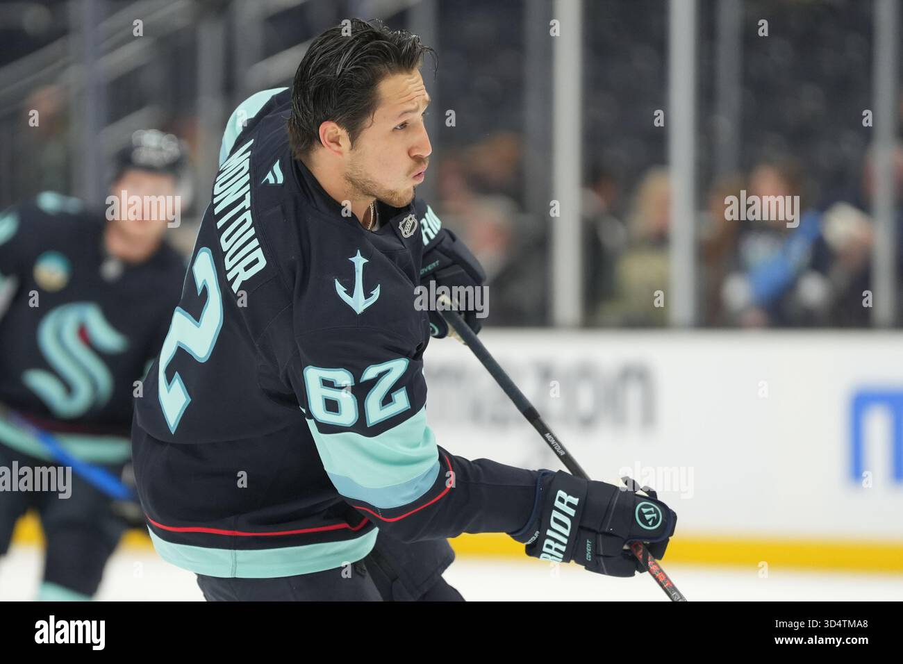 Seattle, Usa. November 2025. Brandon Montour (62) wärmt sich vor dem NHL-Spiel gegen Columbus Blue Jackets in der Climate Pledge Arena in Seattle, Washington am 11. November 2025 auf. (Foto Nate Koppelman/SIPA USA) Credit: SIPA USA/Alamy Live News Stockfoto