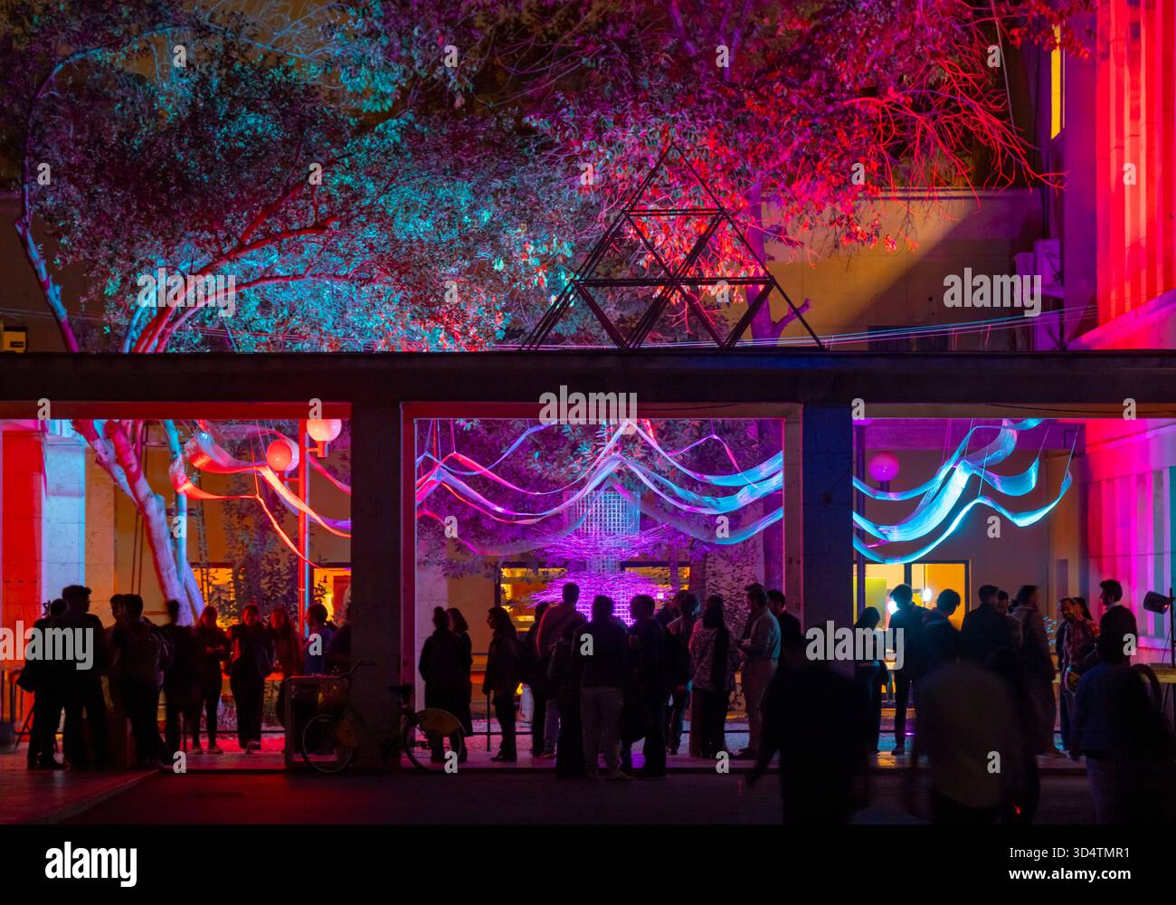 Teheran, Iran. November 2025. Iranische Jugendliche besuchen eine interaktive Kunstausstellung während der Teheran Design Week an der Universität Teheran in Teheran, Iran, am 11. November 2025. Die Teheran Design Week ist eine Veranstaltung, bei der Design in die Struktur des urbanen Lebens eingebunden wird und eine Plattform für den kreativen Dialog zwischen Designern, Produzenten und Enthusiasten geschaffen wird. (Foto: Morteza Nikoubazl/NurPhoto) Credit: NurPhoto SRL/Alamy Live News Stockfoto