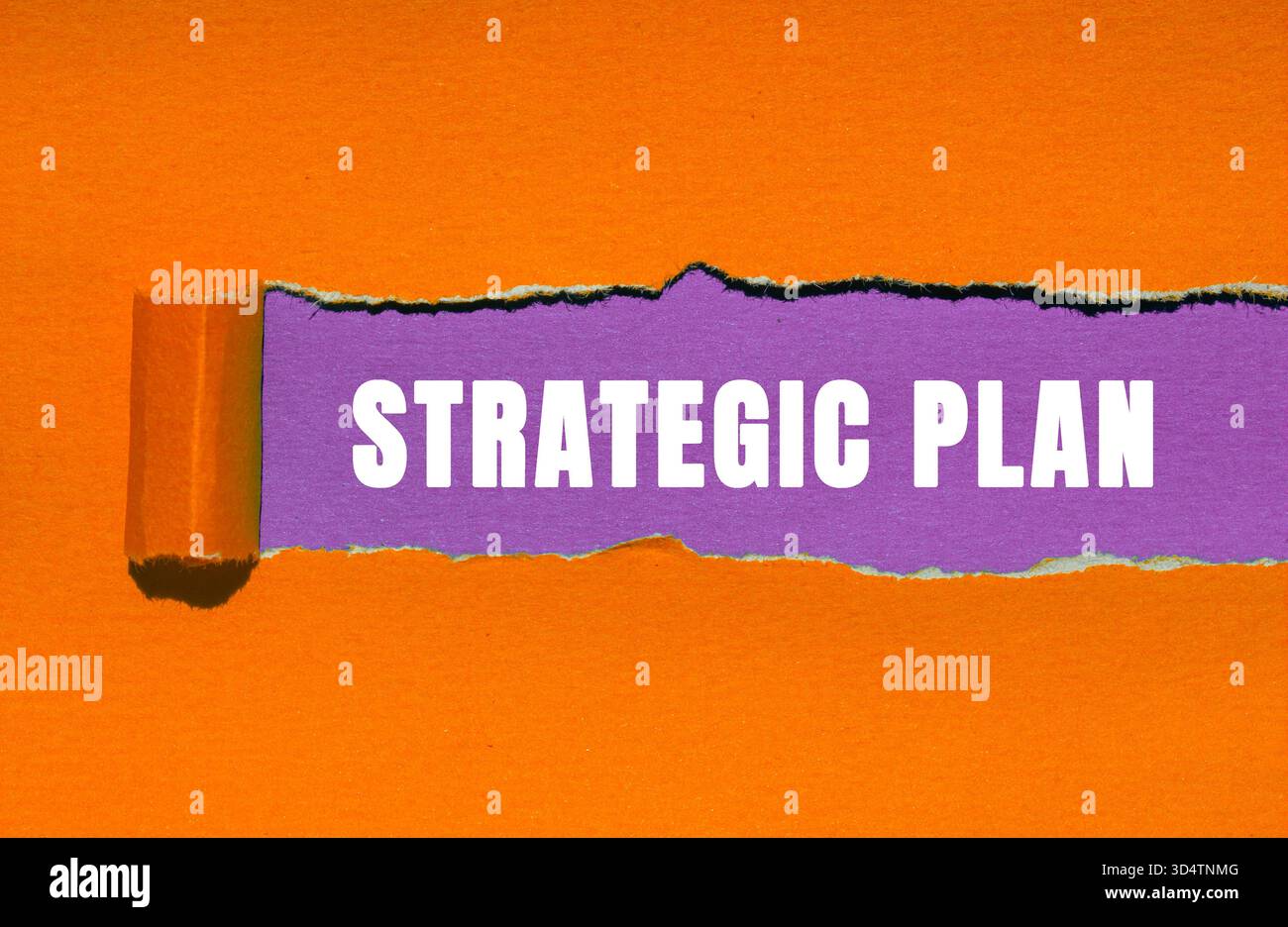 Strategische Planbotschaft auf gerissenem Papierhintergrund geschrieben. Symbol für konzeptionellen strategischen Plan. Kopierbereich. Stockfoto
