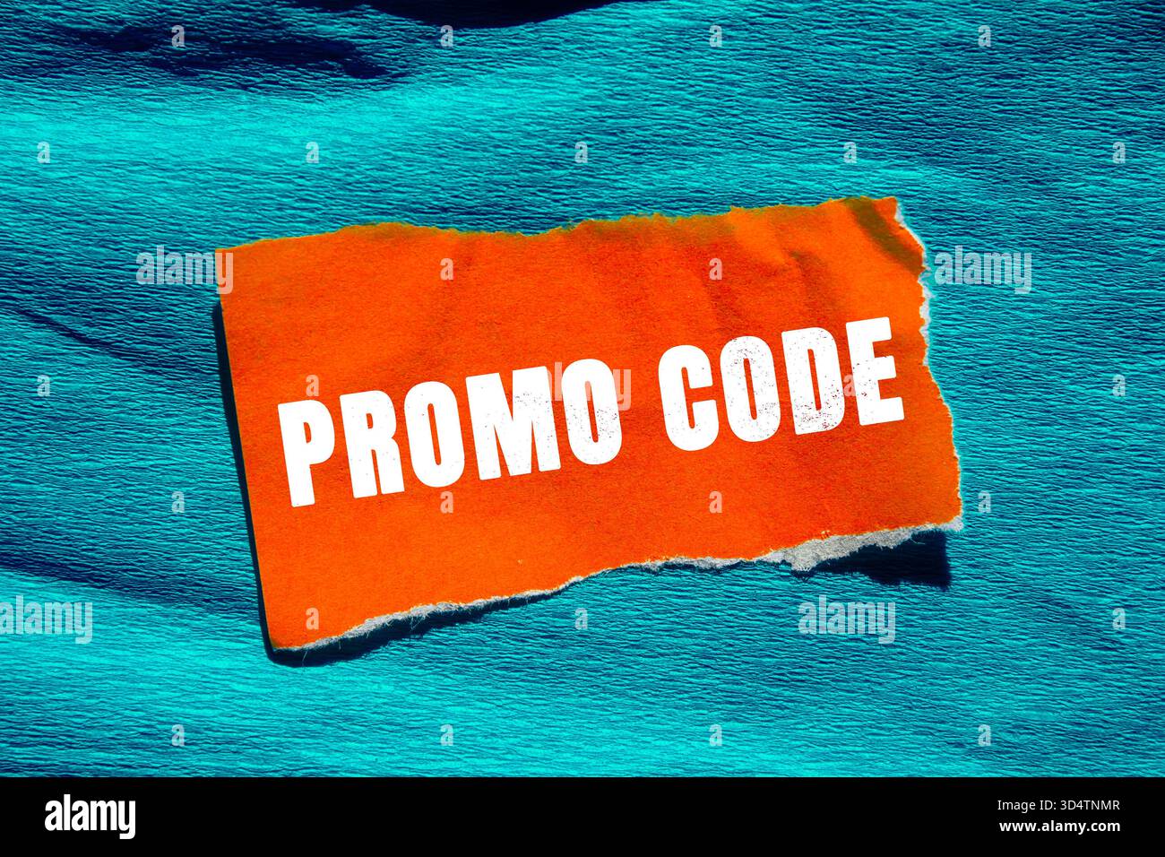 Werbecode-Nachricht auf gerissenem Papierhintergrund geschrieben. Symbol für konzeptionellen Aktionscode. Kopierbereich. Stockfoto