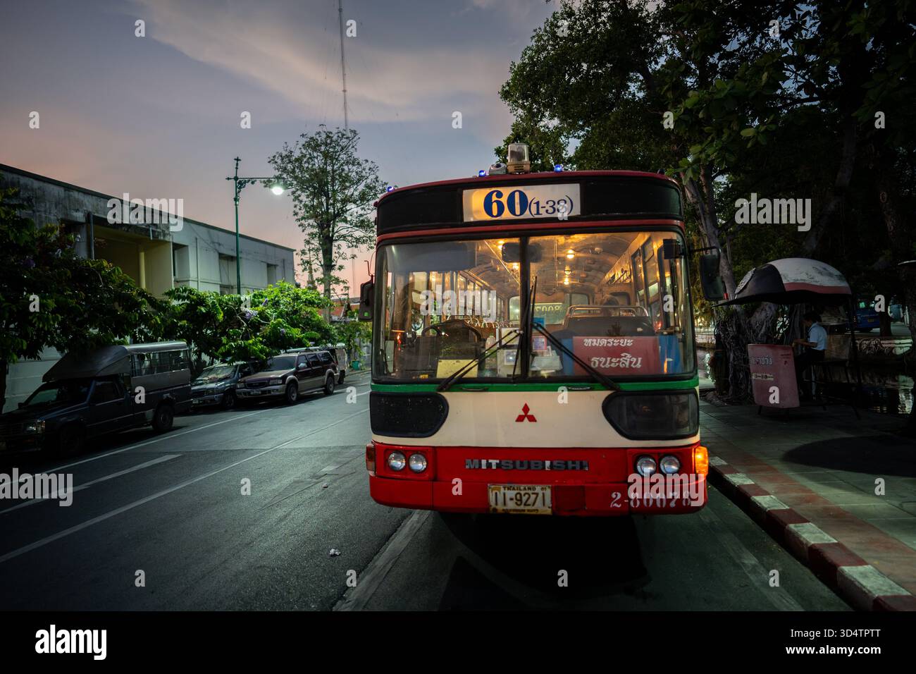 Der berühmte rote Bus mit weißer Linie ist die billigste Form der öffentlichen Verkehrsmittel durch die Stadt in Bangkok. Stockfoto