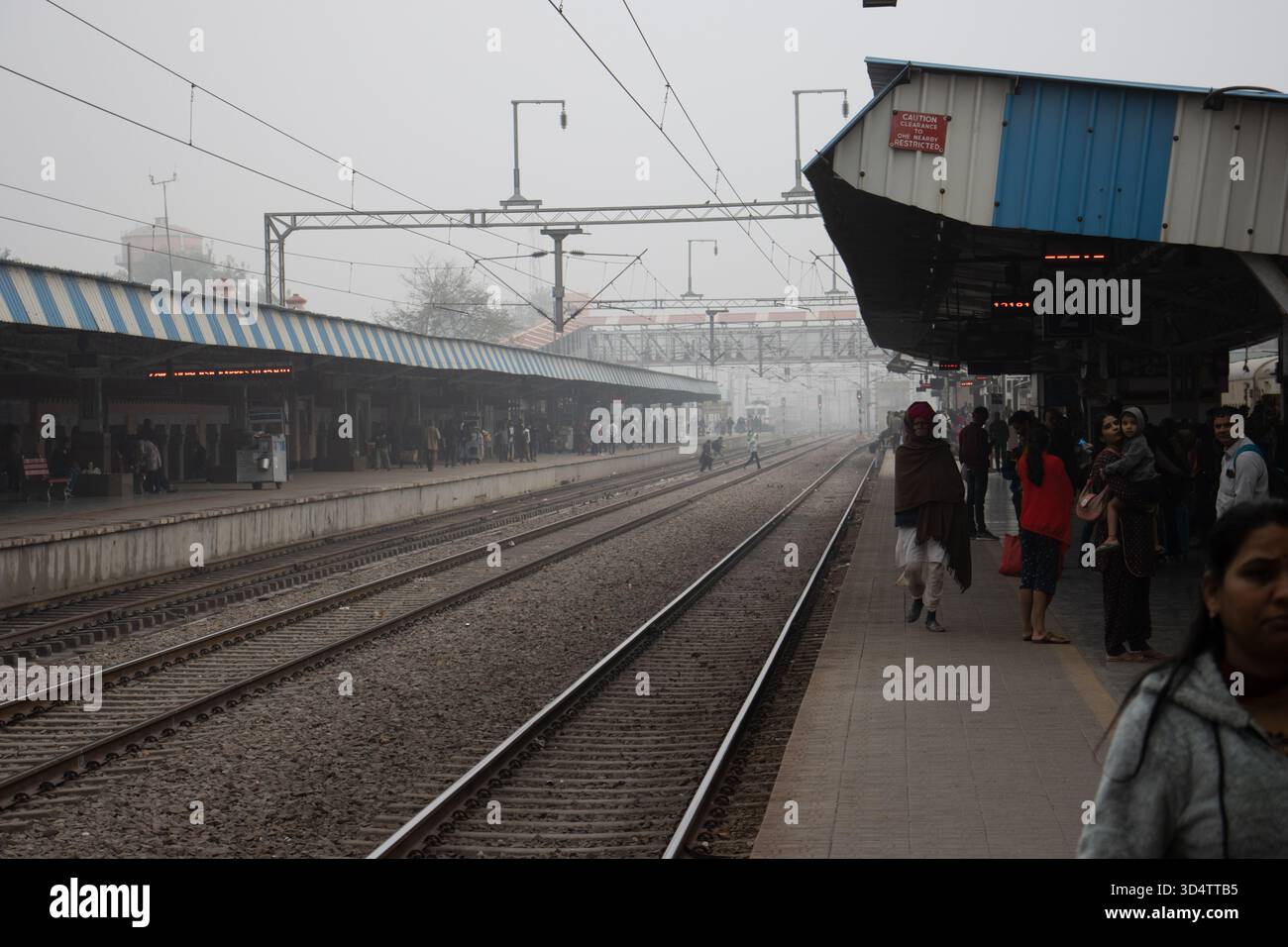 SAWAI MADHOPUR, RAJASTHAN, INDIEN - 2. FEBRUAR 2024 die India Railways Sawai Madhopur Junction Railway Station SWM Stockfoto