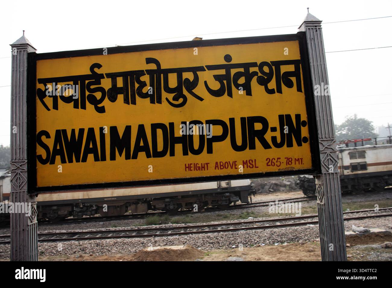 SAWAI MADHOPUR, RAJASTHAN, INDIEN - 2. FEBRUAR 2024 das Schild der India Railways Sawai Madhopur Junction Railway Station SWM Station Stockfoto