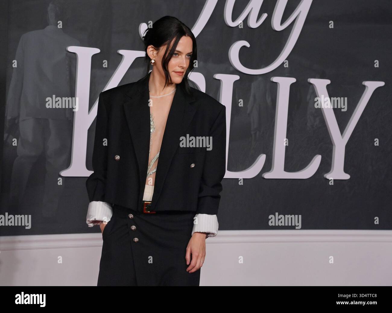 Los Angeles, Usa. November 2025. Riley Keough, Mitglied der Besetzung, nimmt am Dienstag, den 11. November 2025, an der Premiere von Netflix's dramatischer Komödie Jay Kelly im Egyptian Theatre in der Hollywood-Sektion von Los Angeles Teil. Geschichte: Der berühmte Filmschauspieler Jay Kelly begibt sich auf eine Reise der Selbstfindung und konfrontiert seine Vergangenheit und Gegenwart mit seinem engagierten Manager Ron. Ergreifend und humorvoll, inszeniert an der Schnittstelle von Bedauern und Ruhm. Foto: Jim Ruymen/UPI. Quelle: UPI/Alamy Live News Stockfoto