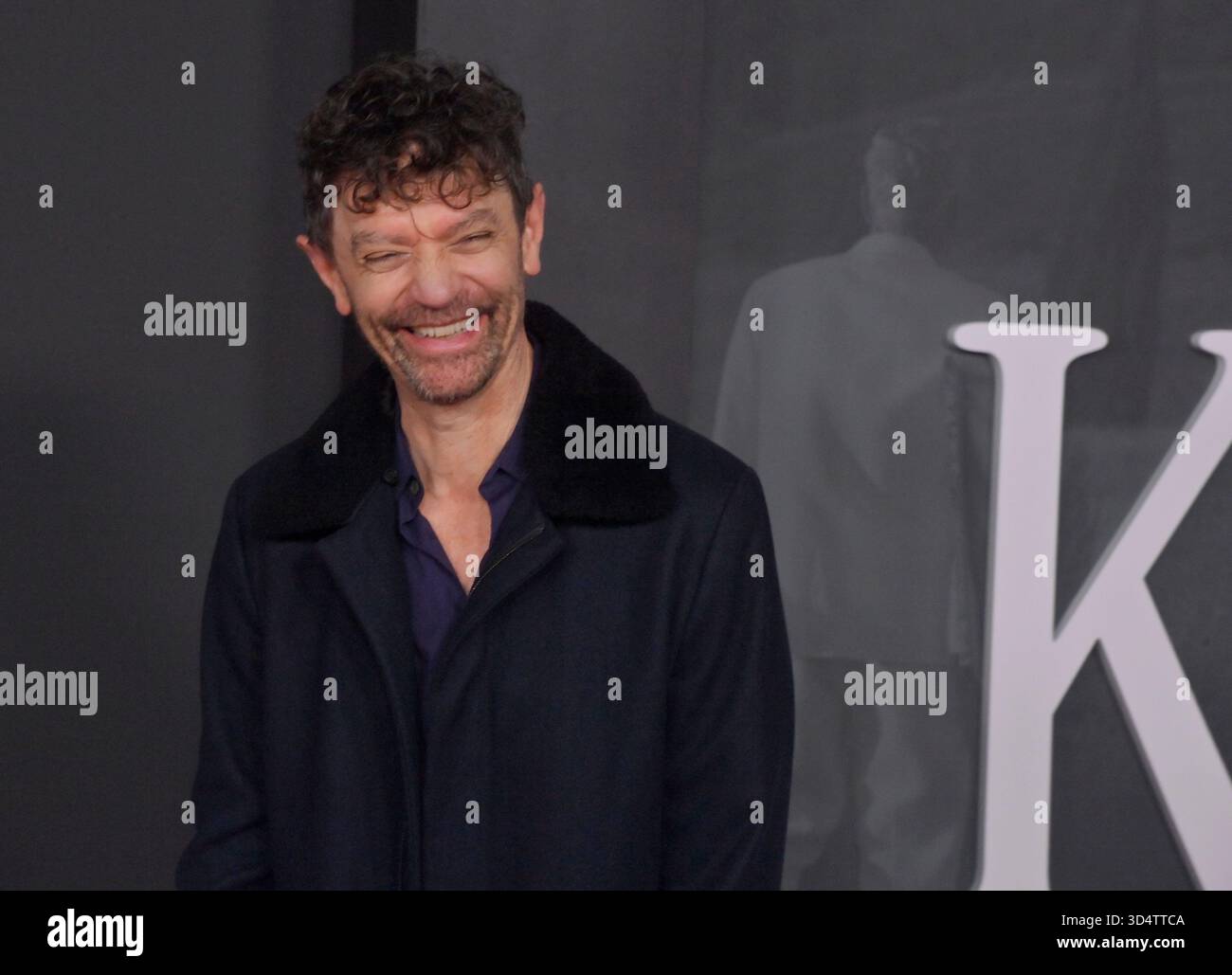 Los Angeles, Usa. November 2025. James Frain nimmt am Dienstag, den 11. November 2025, an der Premiere von Netflix’ dramatischer Komödie Jay Kelly im Egyptian Theatre in der Hollywood-Sektion von Los Angeles Teil. Geschichte: Der berühmte Filmschauspieler Jay Kelly begibt sich auf eine Reise der Selbstfindung und konfrontiert seine Vergangenheit und Gegenwart mit seinem engagierten Manager Ron. Ergreifend und humorvoll, inszeniert an der Schnittstelle von Bedauern und Ruhm. Foto: Jim Ruymen/UPI. Quelle: UPI/Alamy Live News Stockfoto