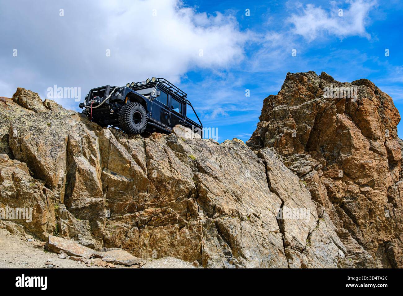 Ein Land Rover Defender SVX, eine Filmrequisite aus dem James-Bond-Spectre-Film, ist auf dem Gaislachkogel in Soelden, Oetztal, Tirol, installiert. Stockfoto