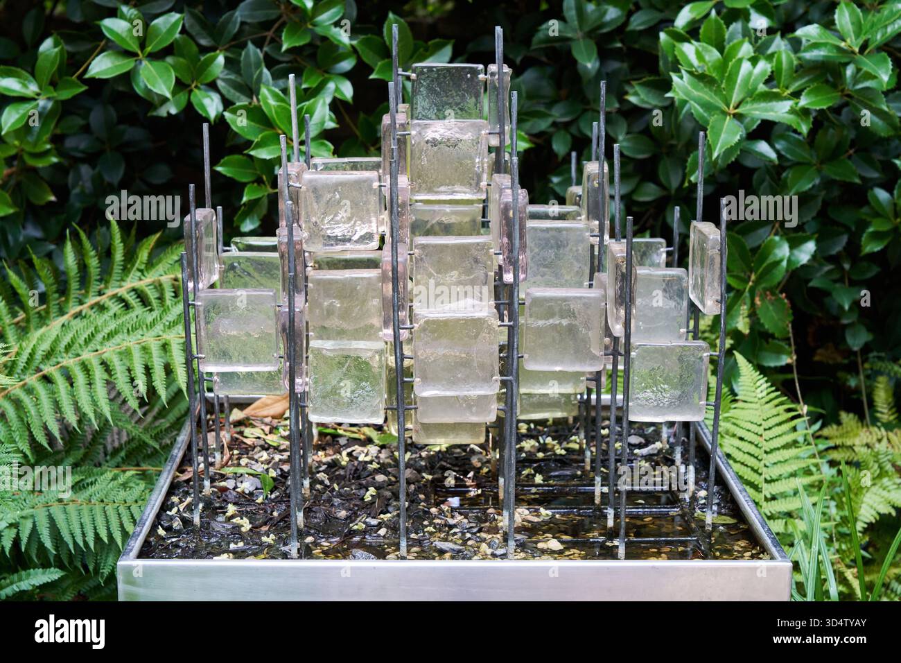 Egidio Costantini (1912-2007), Mikuni Omura (1937), Opera 3, ca. 1968-69, Stahl, Messing, Glas, schwarzer Basalt, Peggy Guggenheim Collection Museum, Venedig, Venezia, Venetien, Italien. Stockfoto