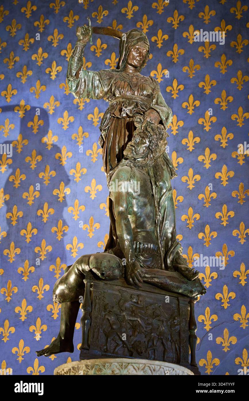 Judith und Holofernes, 1457 - 1464, Bronze, mit Marmor- und Granitsockel, Donatello (Florenz um 1386 - 1466), Liliensaal, Palazzo Vecchio, Florenz, Toskana, Italien. Stockfoto