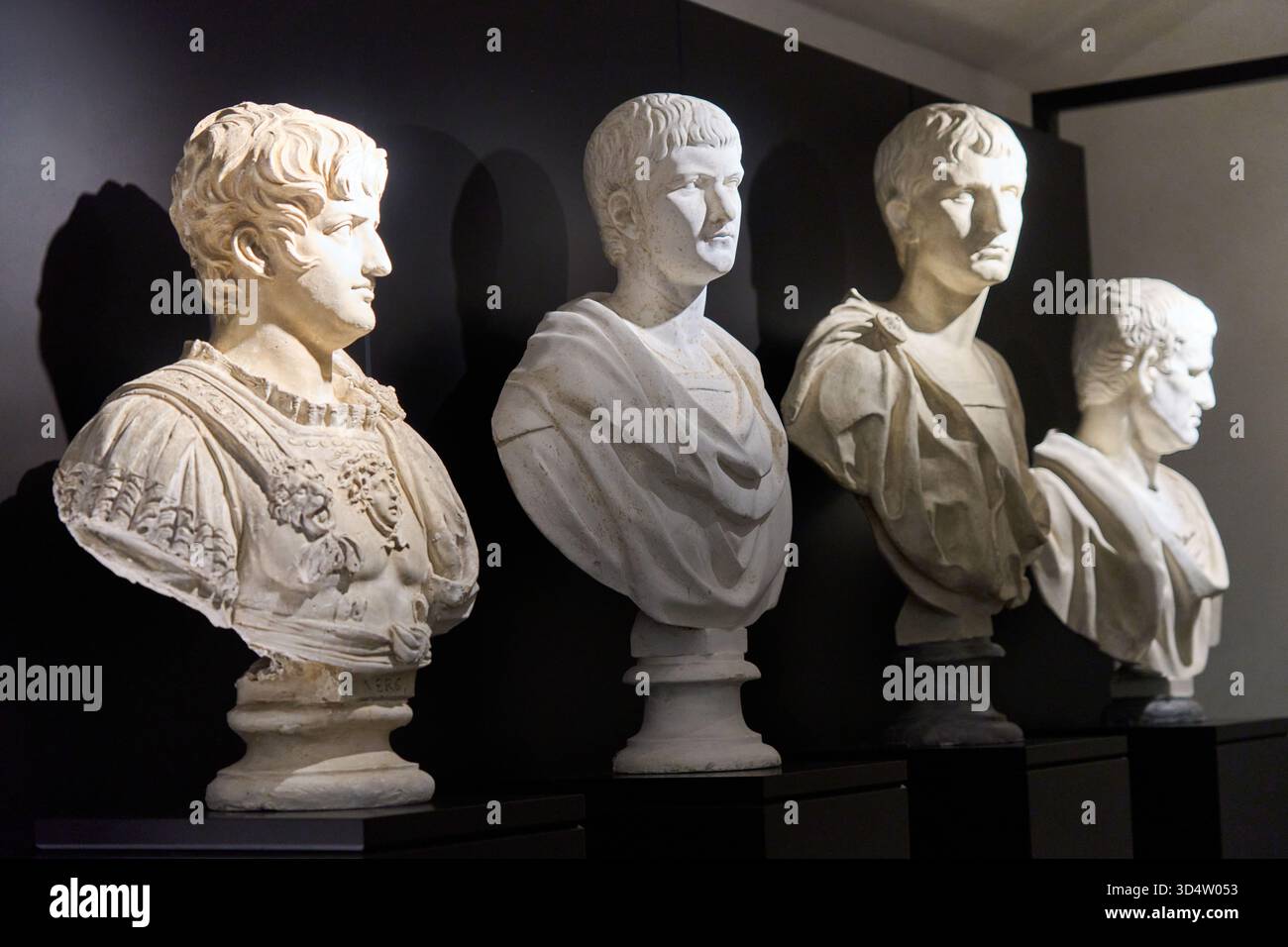 Von links nach rechts: Nero, Caligula, Gaius Julius Caesar und Agrippa, Marmormuseum, Palazzo Medici Riccardi, Florenz, Toskana, Italien. Stockfoto