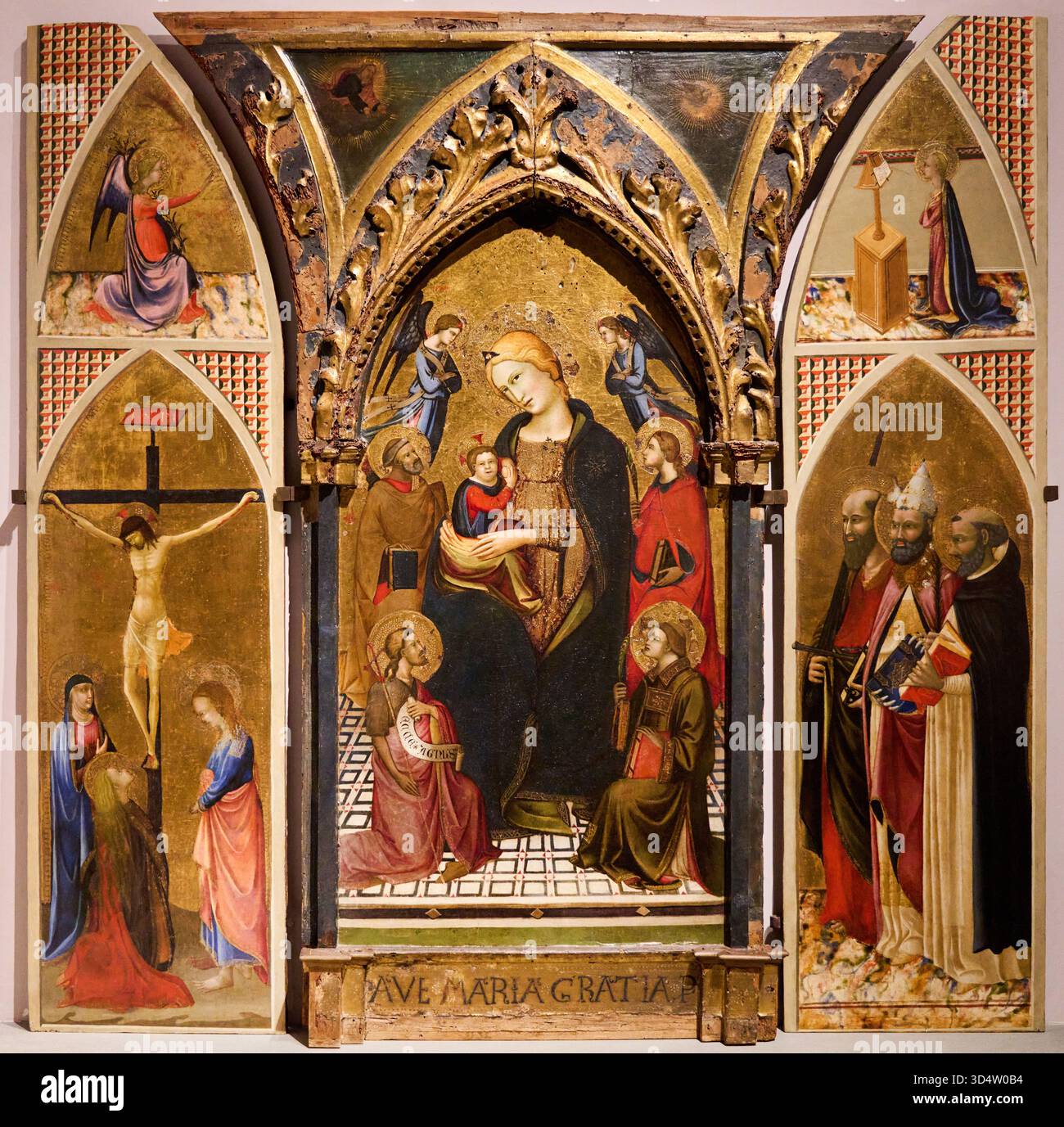 Triptychon, links: Verkündigungsengel, Kreuzigung mit Trauer und Magdalene, Verkündigung der Jungfrau, Heilige Paul Papst Gregor, Dominic, MAESTRO DELLA PREDELLA SHERMAN, Zentrum: Jungfrau der Demut zwischen zwei Engeln und Heiligen Peter, Johannes dem Täufer, eine Heilige und der hl. Stephan, PIERO DI GIOVANNI detto dell LORENZO MONACO, rechts: Gott Vater und die Taube des Heiligen, Accademia 1400, GALLENTMIA, Galleria, Galleria, Galleria Florenz, Firenze, Toskana, Italien. Stockfoto