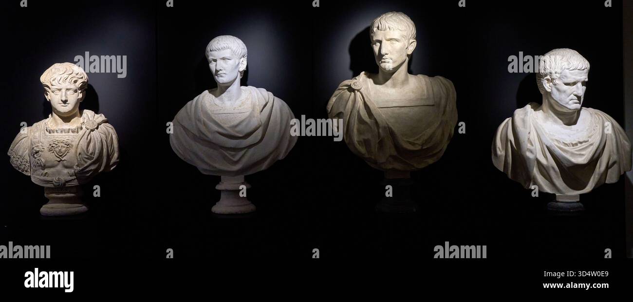 Von links nach rechts: Nero, Caligula, Gaius Julius Caesar und Agrippa, Marmormuseum, Palazzo Medici Riccardi, Florenz, Toskana, Italien. Stockfoto